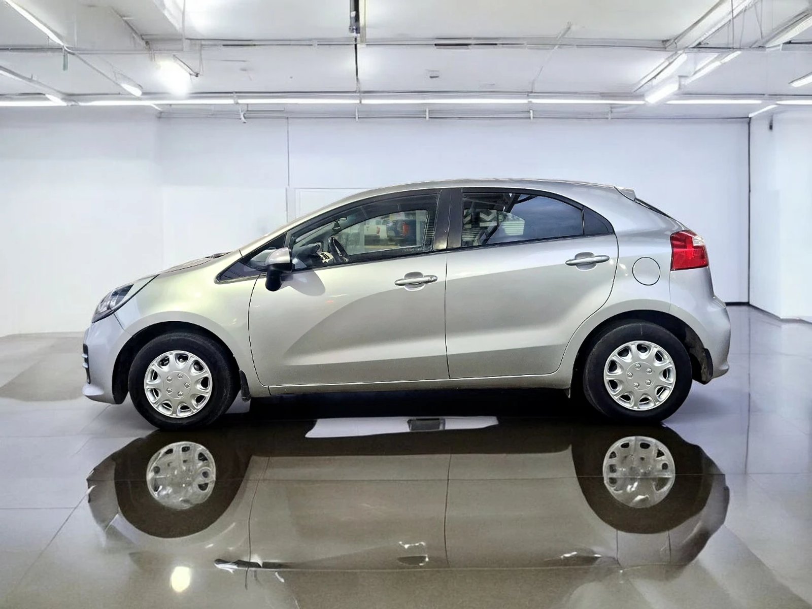 Kia RIO 5 EX 1.4L 6MT AC 2017 - Imagen 8 de 13