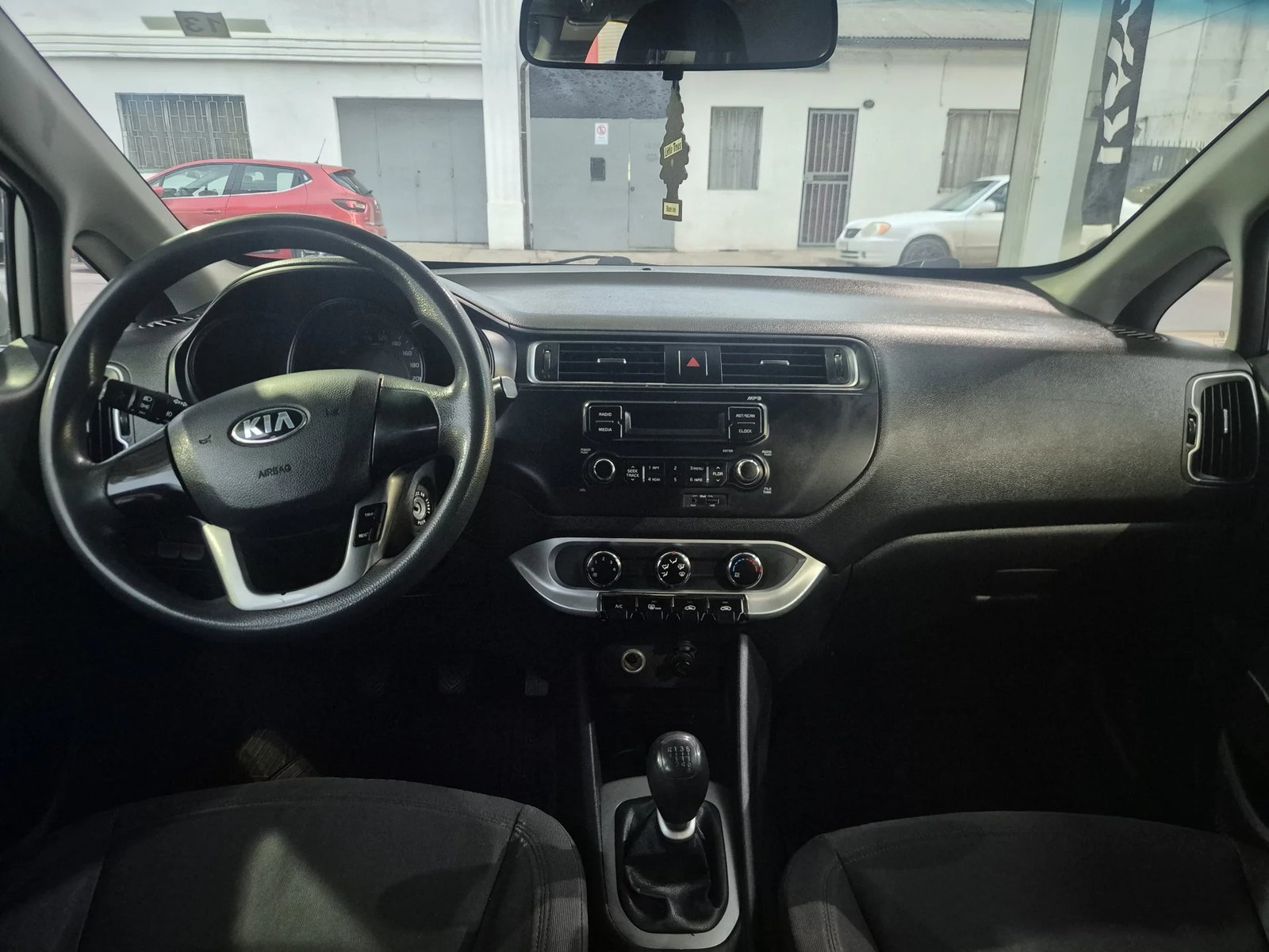 Kia RIO 5 EX 1.4L 6MT AC 2017 - Imagen 9 de 13