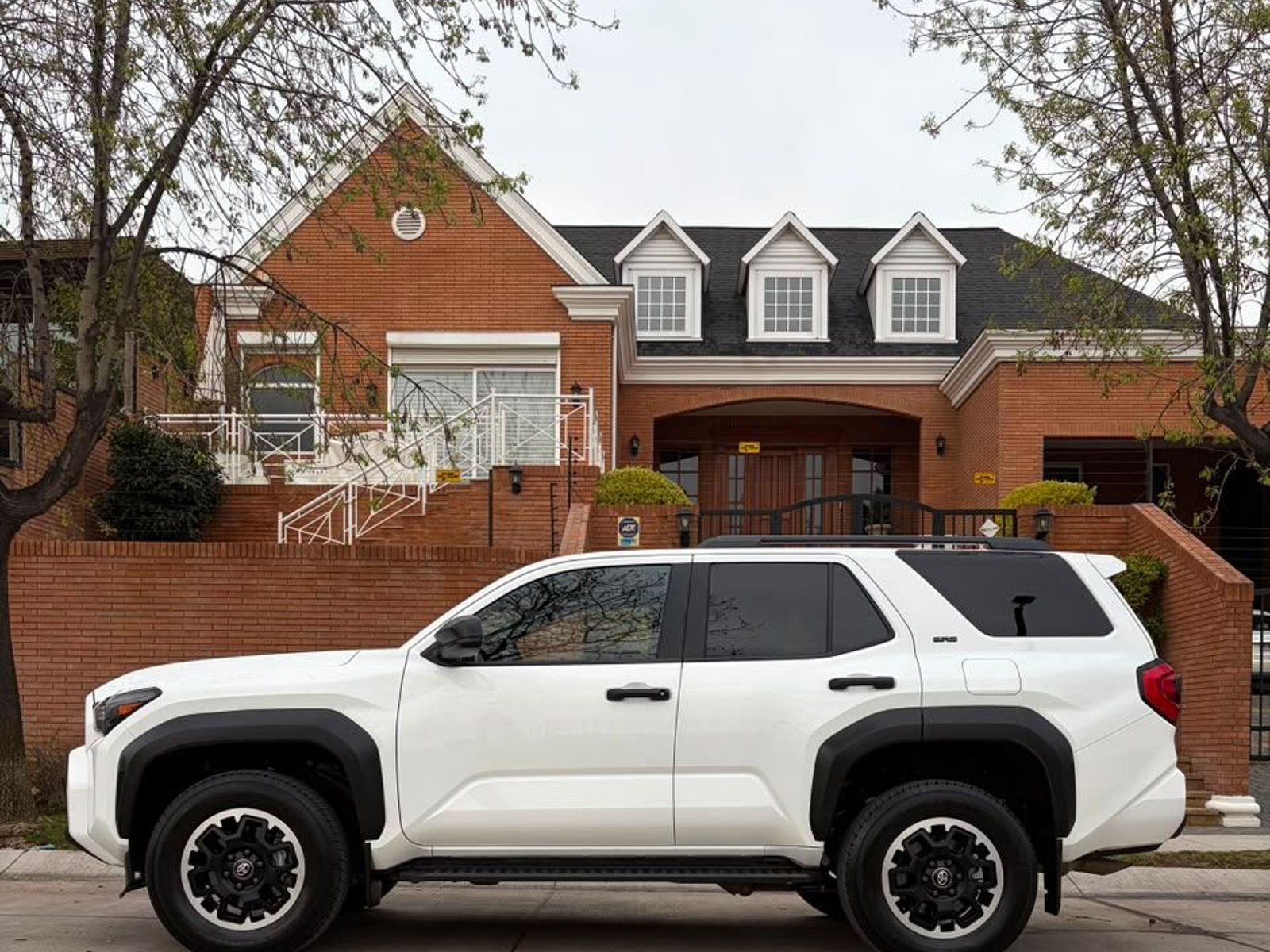 Toyota 4RUNNER SR5 4X4 2025 - Foto 4 de 20