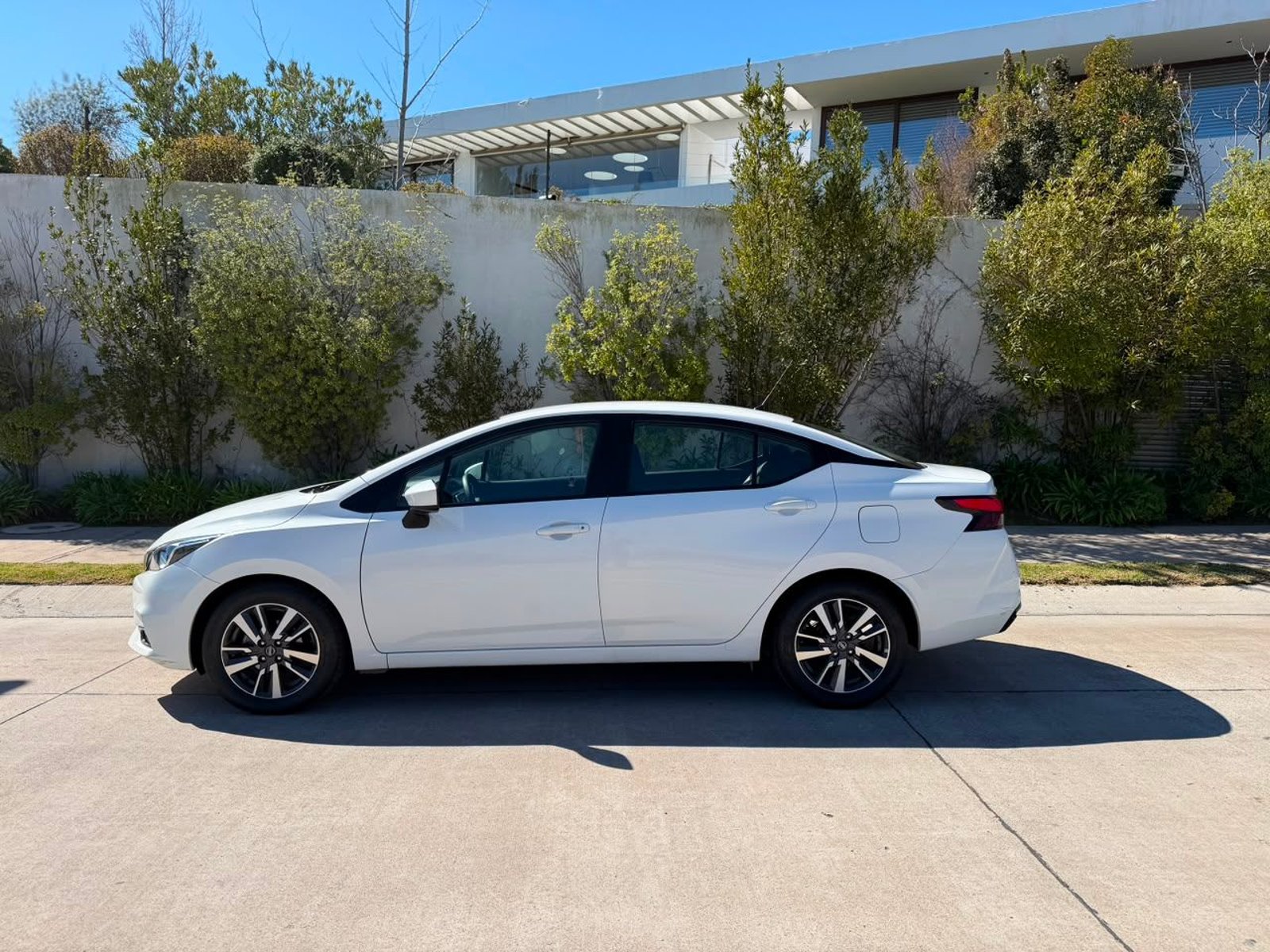Nissan VERSA ADVANCE MT 2023 - Foto 4 de 19