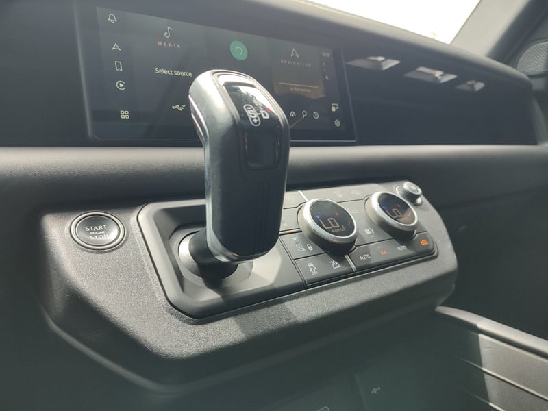 Land Rover DEFENDER X-DYNAMIC S 3.0 4WD 2024 - Imagen 13 de 16