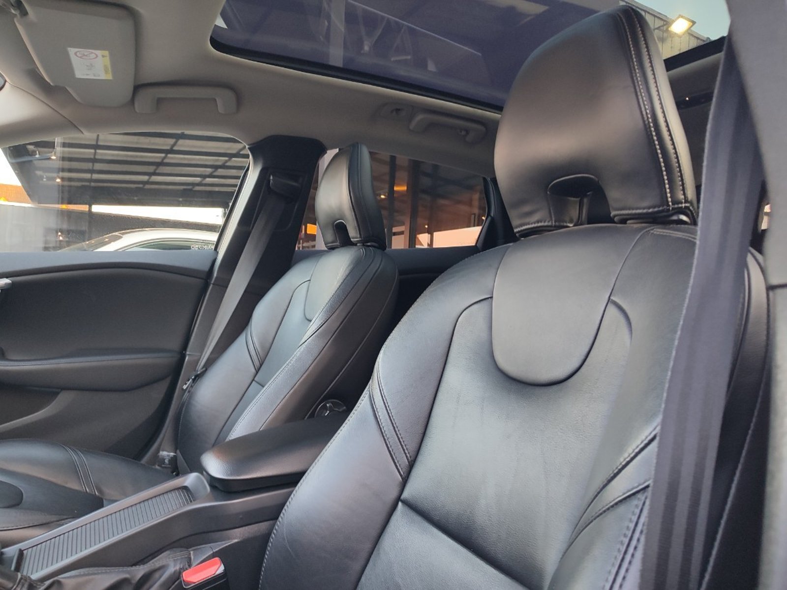 VOLVO V40 T5 2.0 INSCRIPTION AT 2019 - Imagen 13 de 17