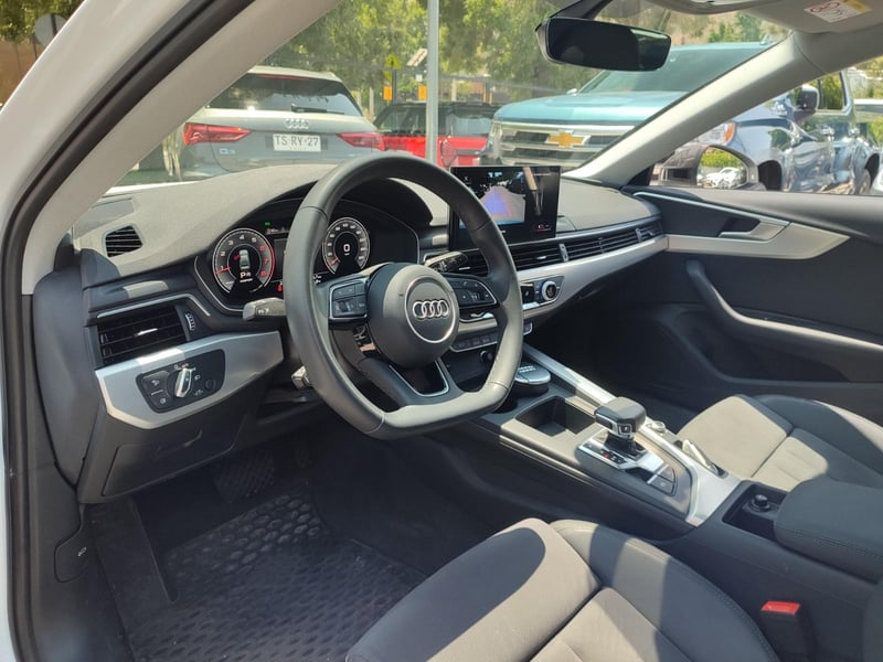 Audi A4 35 TFSI 2.0 DARK EDITION 2024 - Imagen 9 de 16