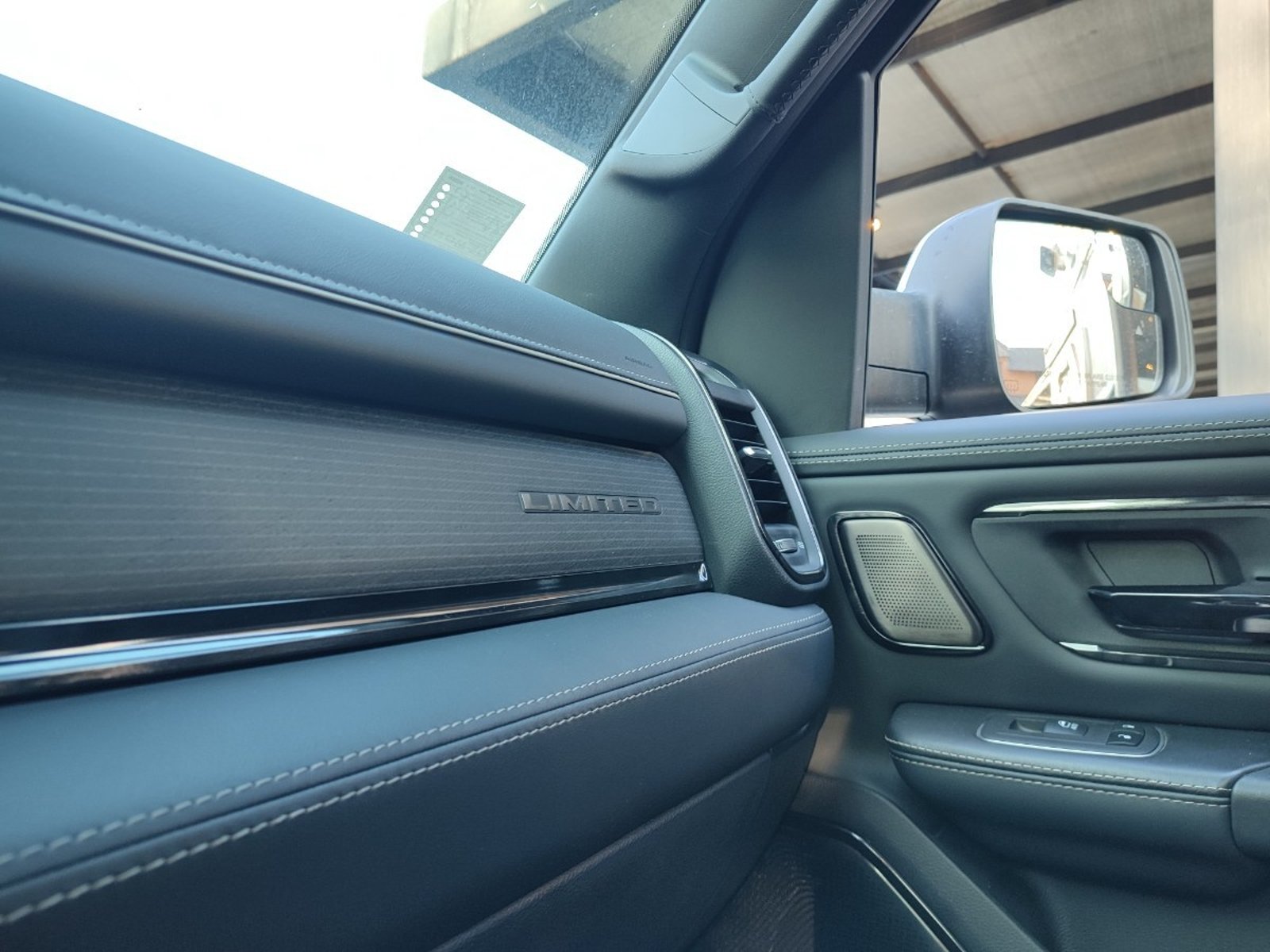 RAM 1500 LIMITED 5.7 CREW CAB 4X4 2024 - Imagen 18 de 18