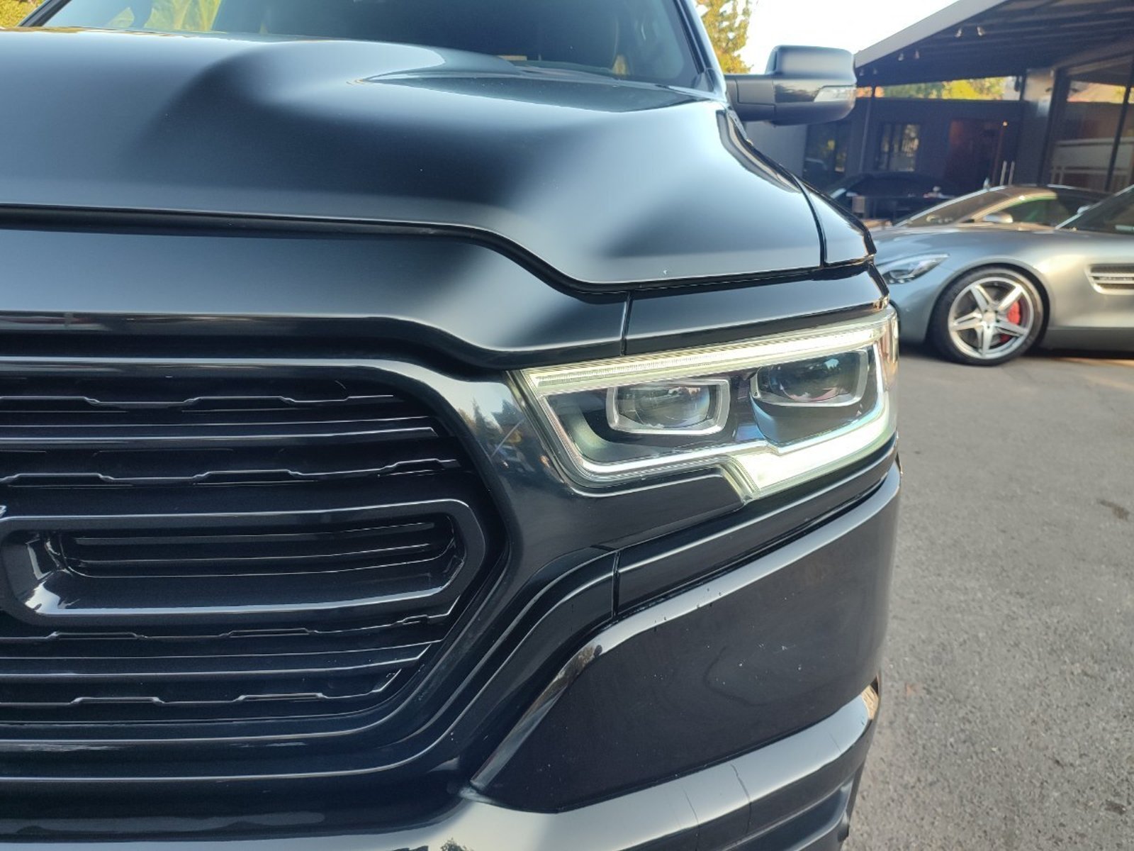 RAM 1500 LIMITED 5.7 CREW CAB 4X4 2022 - Foto 3 de 15
