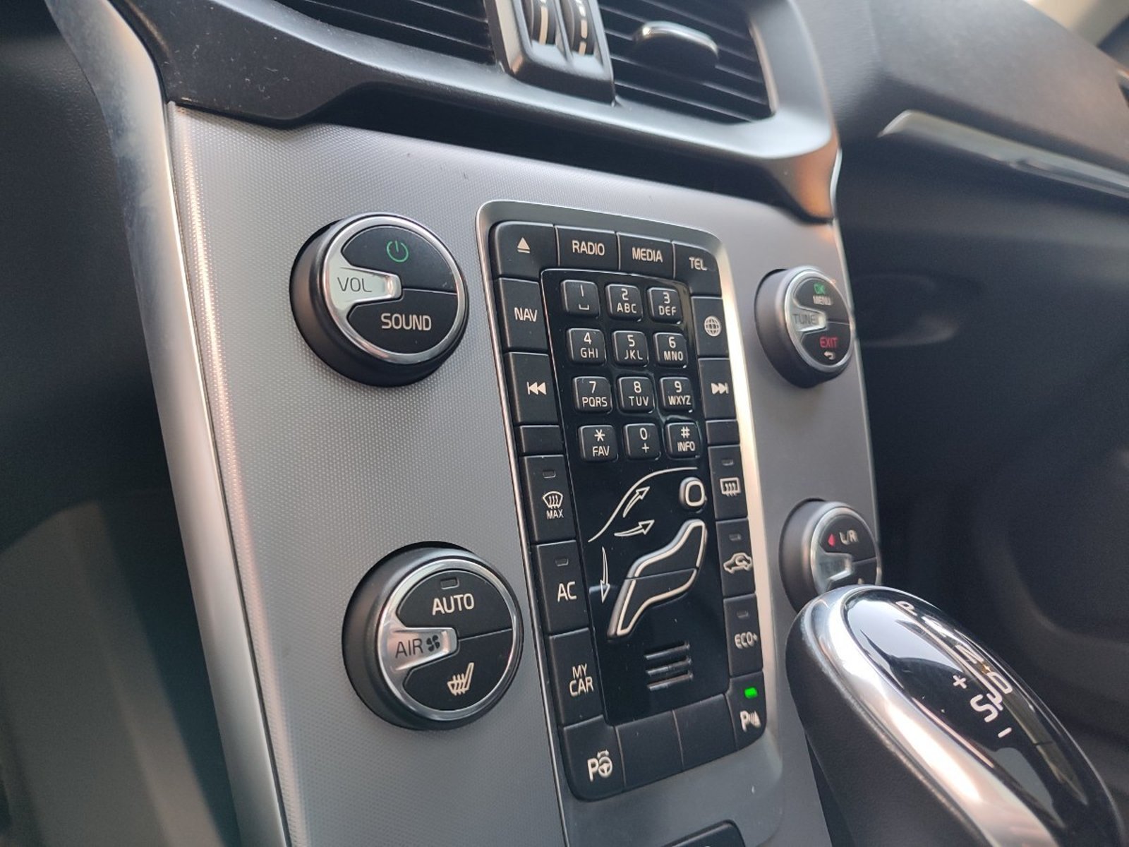 VOLVO V40 T5 2.0 INSCRIPTION AT 2019 - Imagen 15 de 17