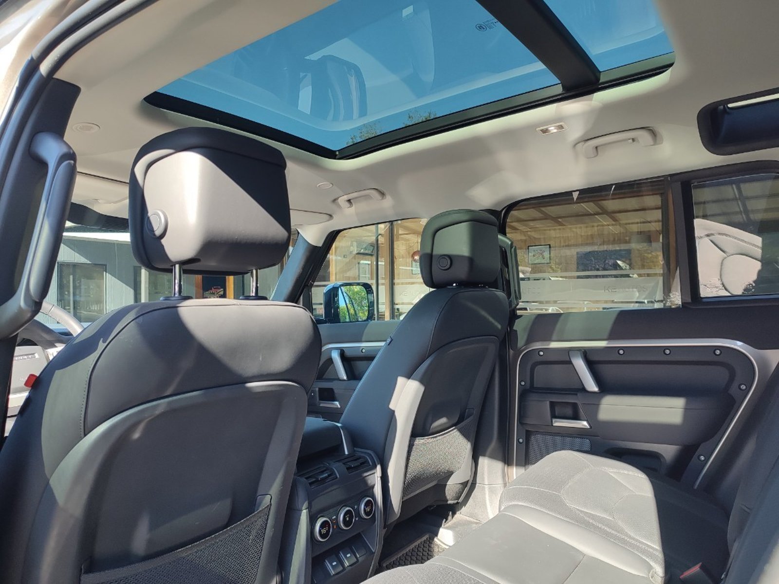 Land Rover DEFENDER X-DYNAMIC S 3.0 4WD 2023 - Imagen 13 de 19