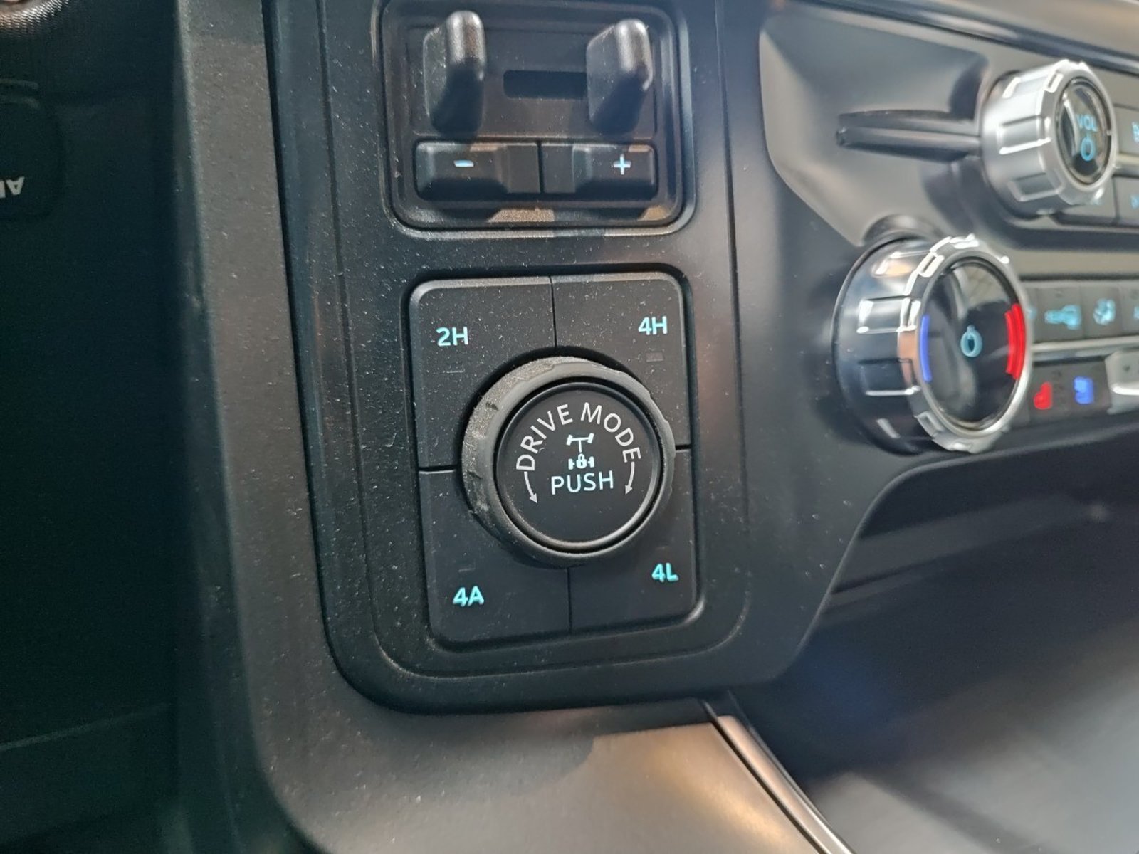 FORD F-150 LARIAT BLACK 5.0 V8 4X4 2025 - Imagen 13 de 15