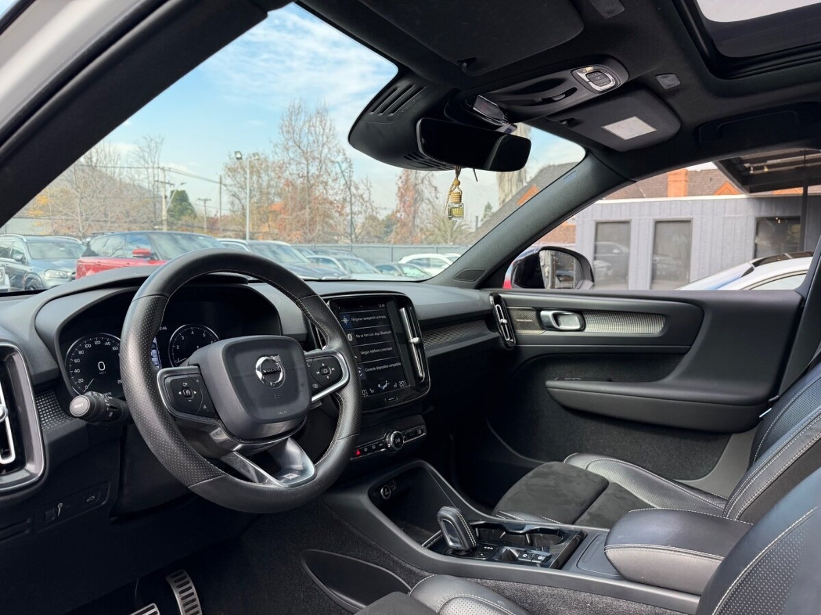 VOLVO XC40 T5 R-DESIGN PLUS 2.0 AWD 2020 - Imagen 9 de 17