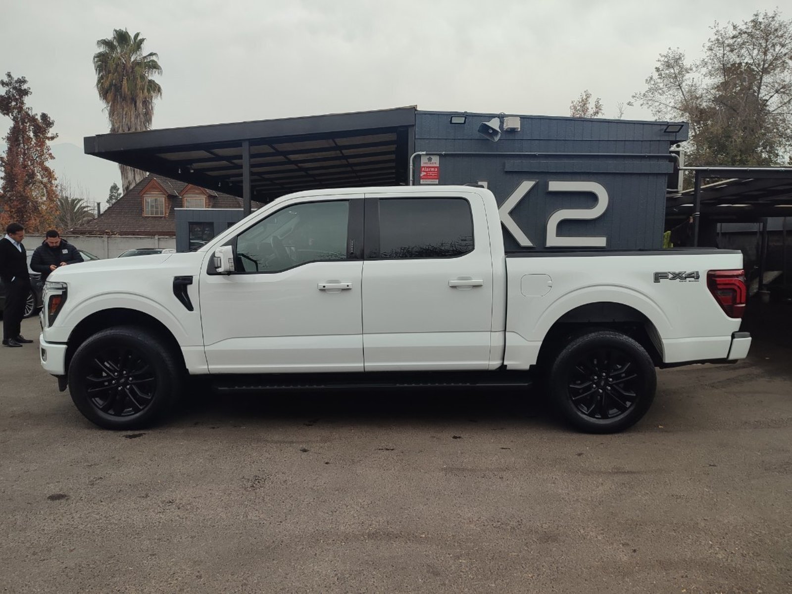 FORD F-150 LARIAT BLACK 5.0 V8 4X4 2025 - Imagen 4 de 15