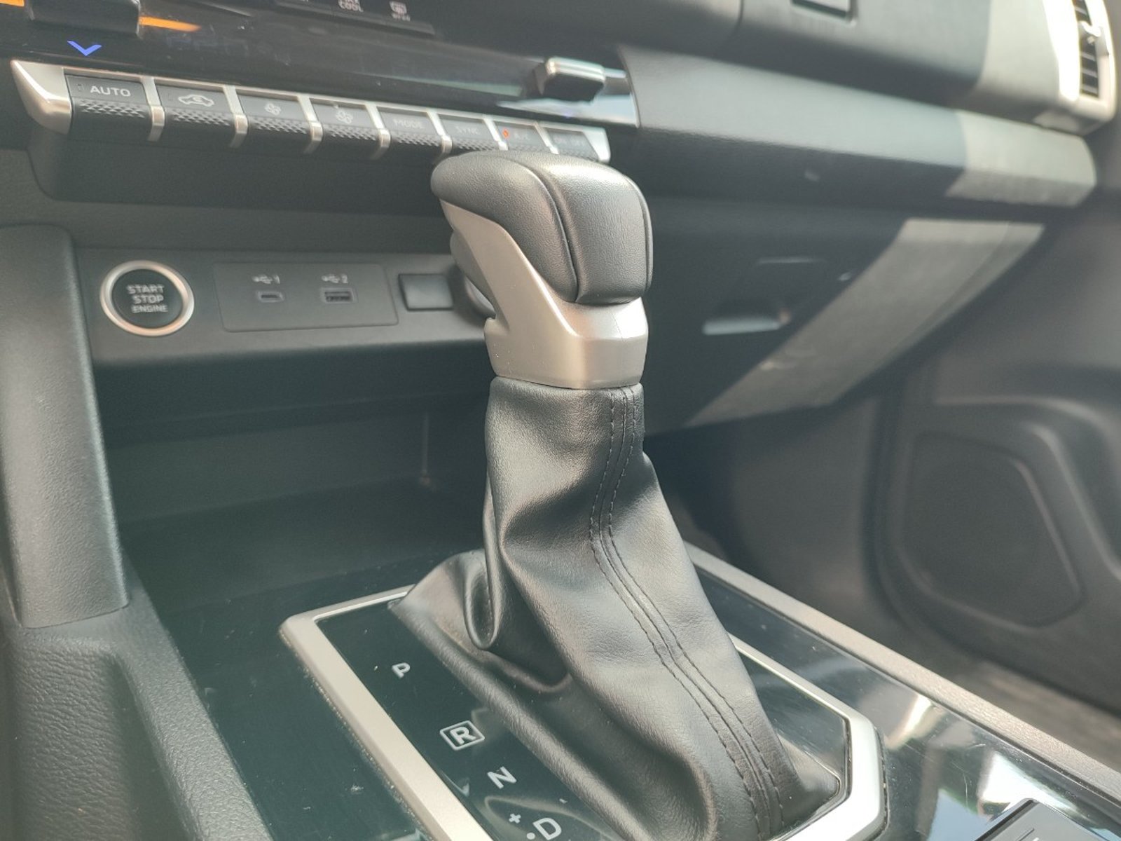 Mitsubishi L200 DAKAR XR 4X4 2.4 AT 2025 - Imagen 14 de 18