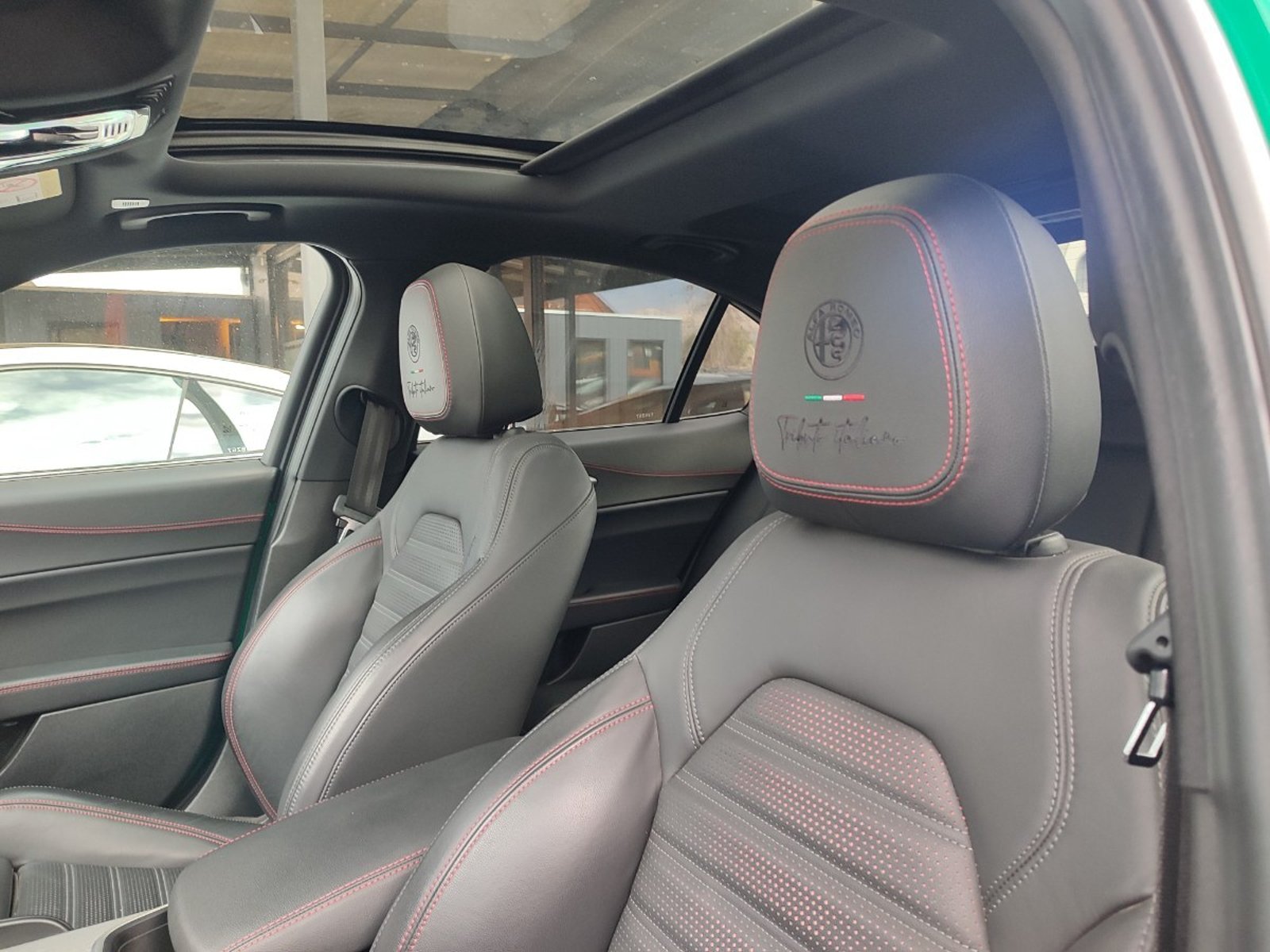 Alfa Romeo GIULIA VELOCE 2.0 TURBO 280 HP 2025 - Imagen 11 de 17