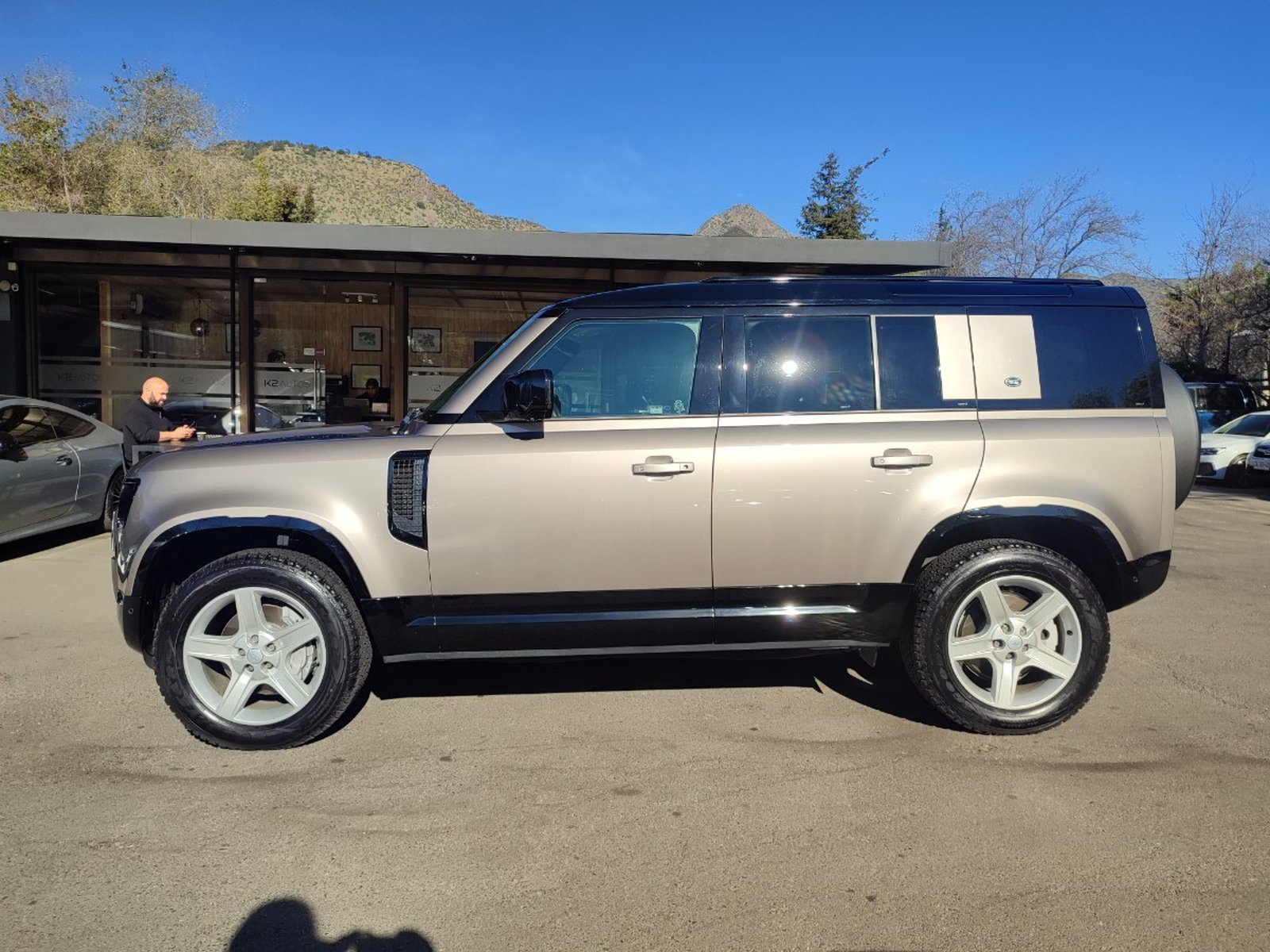 Land Rover DEFENDER X-DYNAMIC S 3.0 4WD 2023 - Foto 5 de 19
