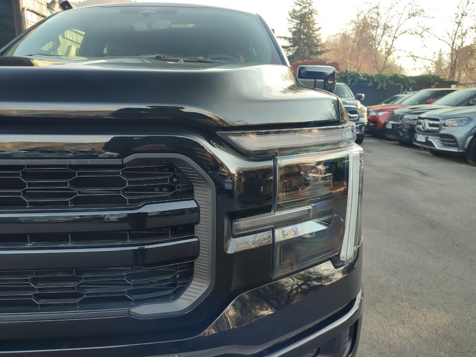 Ford F-150 LARIAT BLACK 5.0 V8 4X4 2026 - Foto 2 de 14