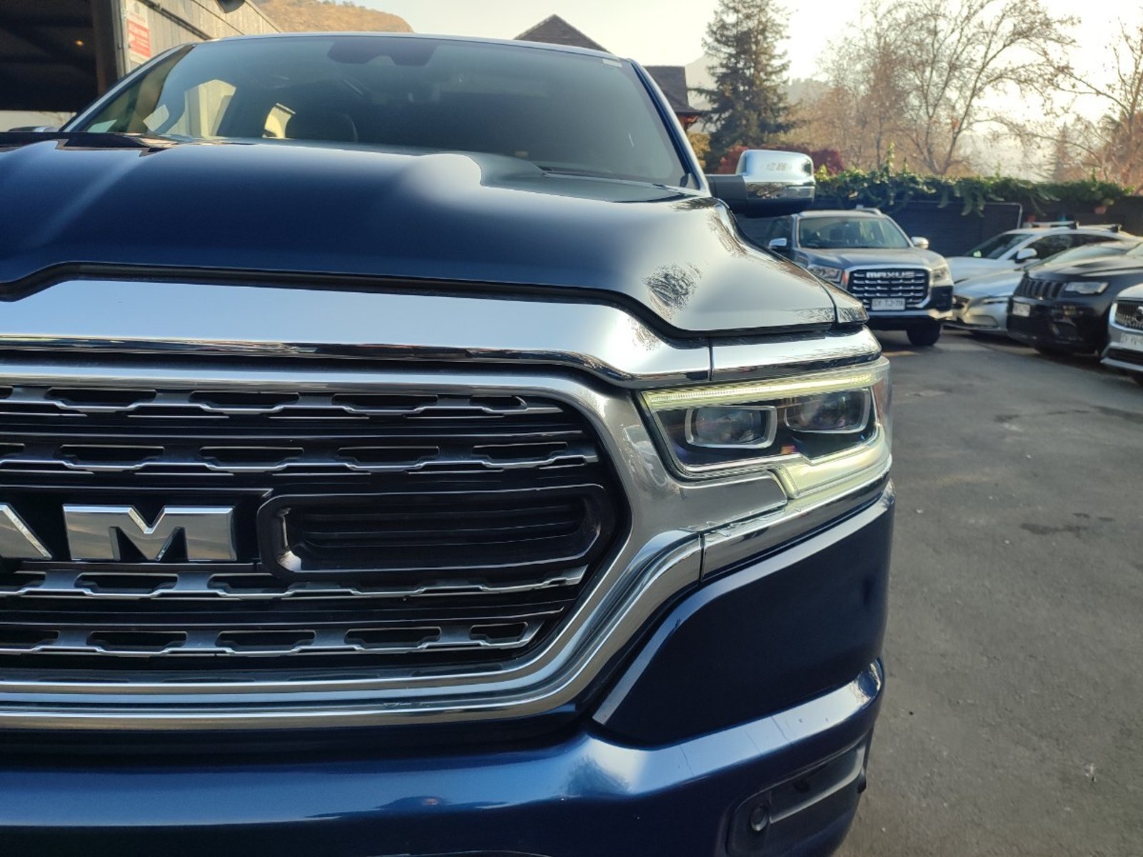 RAM 1500 LIMITED 5.7 CREW CAB 4X4 2024 - Foto 3 de 18
