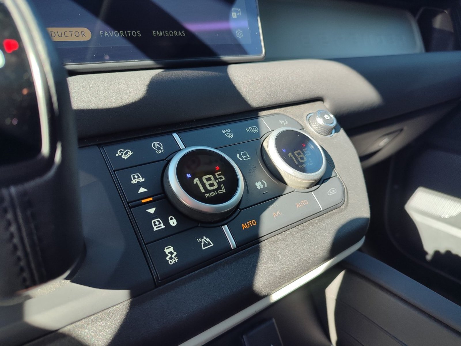Land Rover DEFENDER X-DYNAMIC S 3.0 4WD 2023 - Imagen 16 de 19