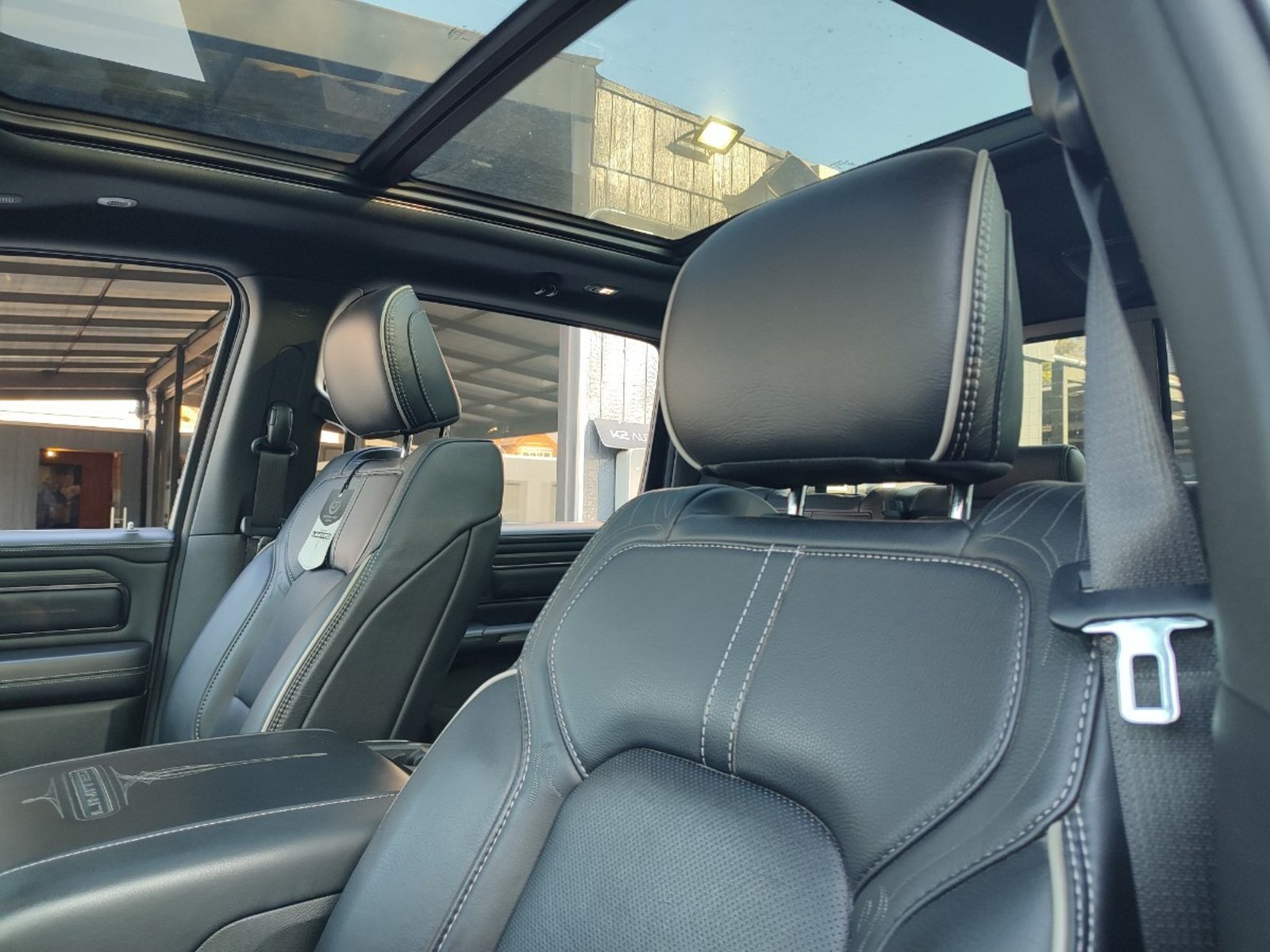 RAM 1500 LIMITED 5.7 CREW CAB 4X4 2024 - Imagen 13 de 18