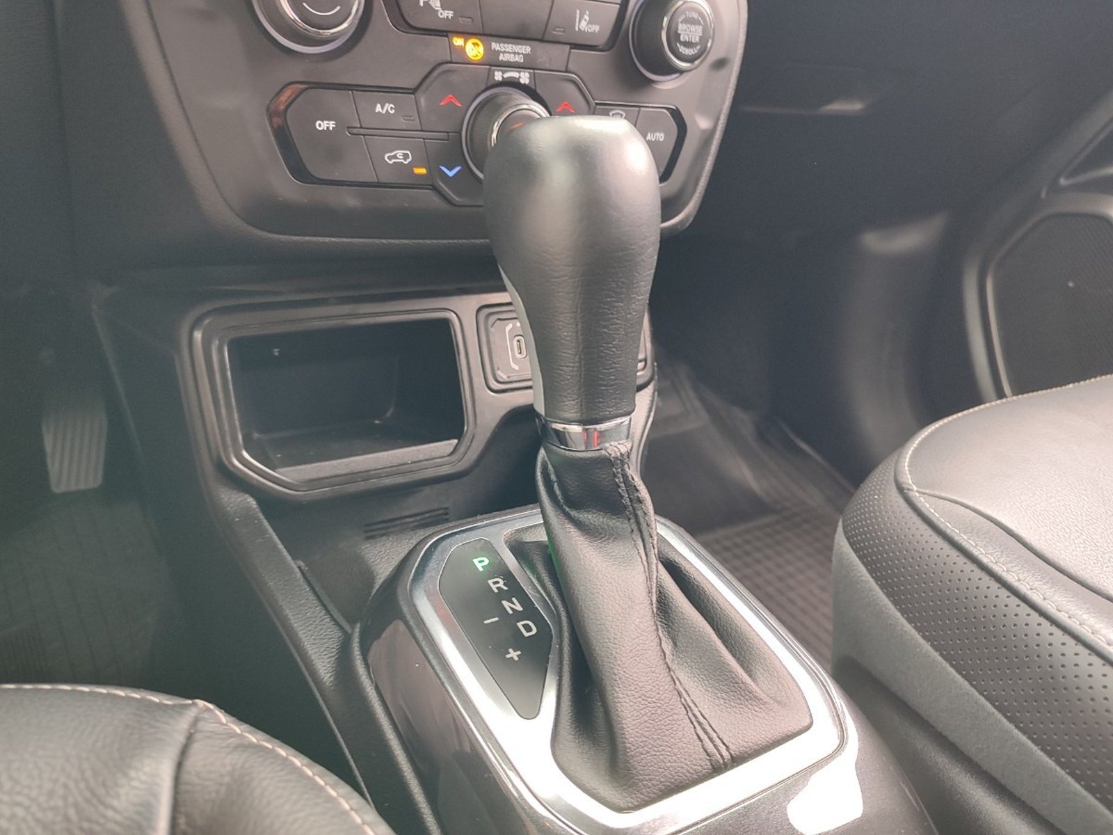 Jeep RENEGADE LONGITUDE 1.3T AT 2024 - Imagen 14 de 17