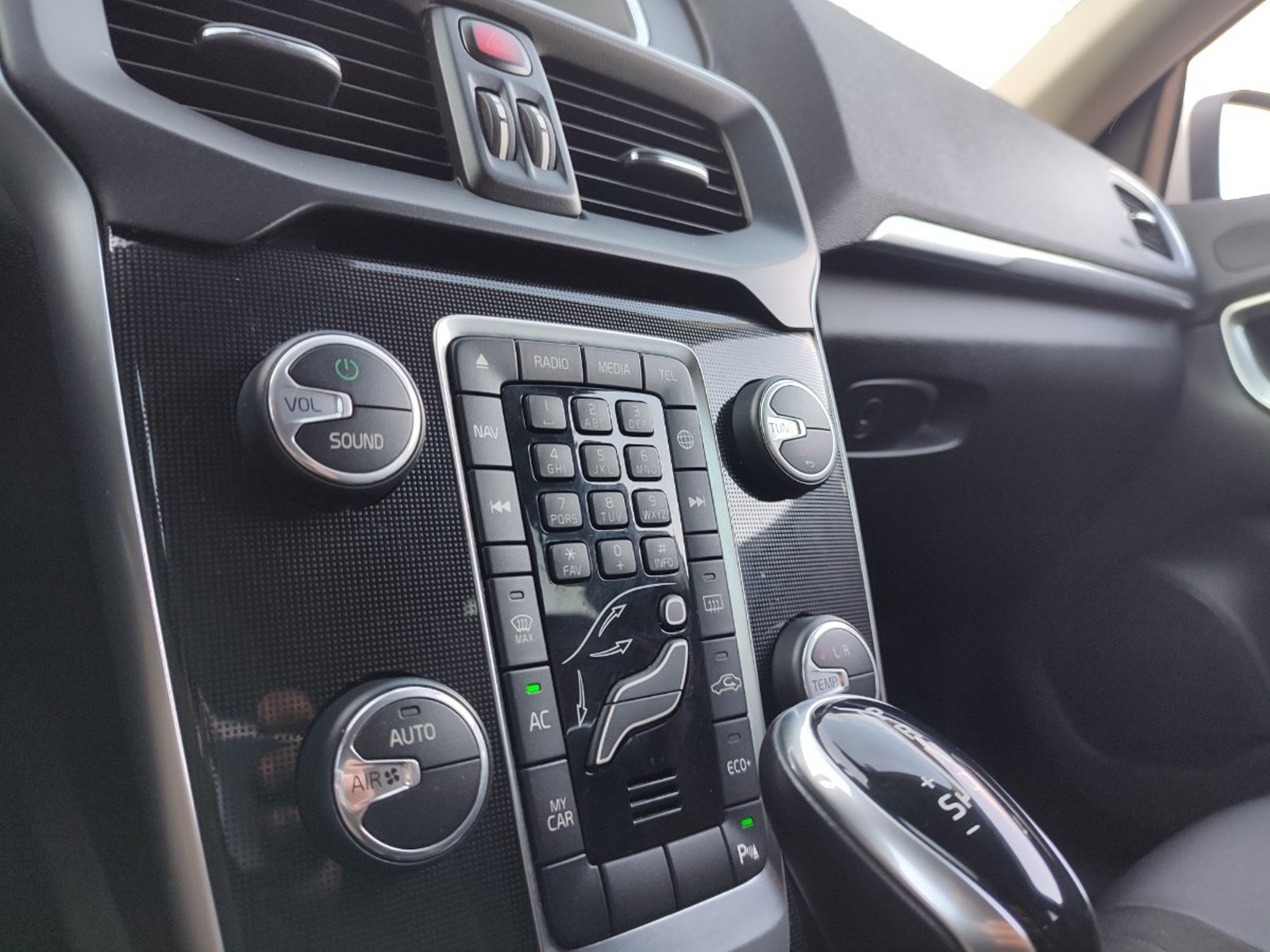 Volvo V40 T4 MOMENTUM PLUS 2.0 FWD 2020 - Imagen 15 de 17