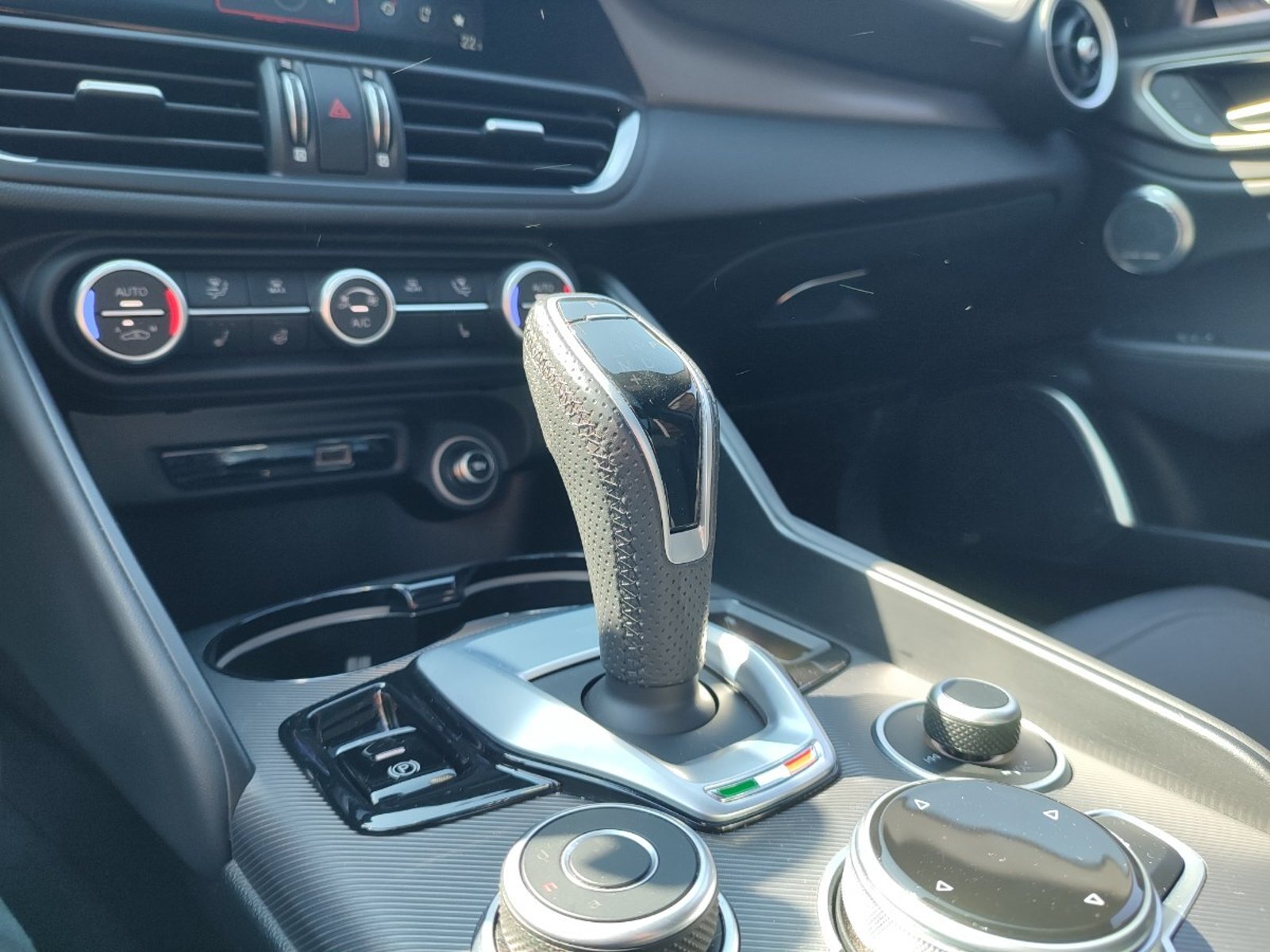 Alfa Romeo GIULIA VELOCE 2.0 TURBO 280 HP 2022 - Imagen 14 de 18