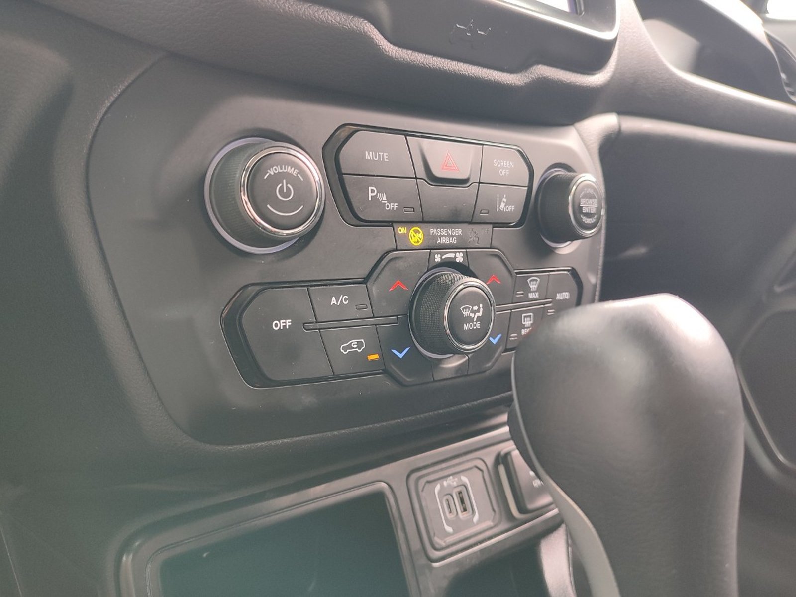 Jeep RENEGADE LONGITUDE 1.3T AT 2024 - Imagen 15 de 17