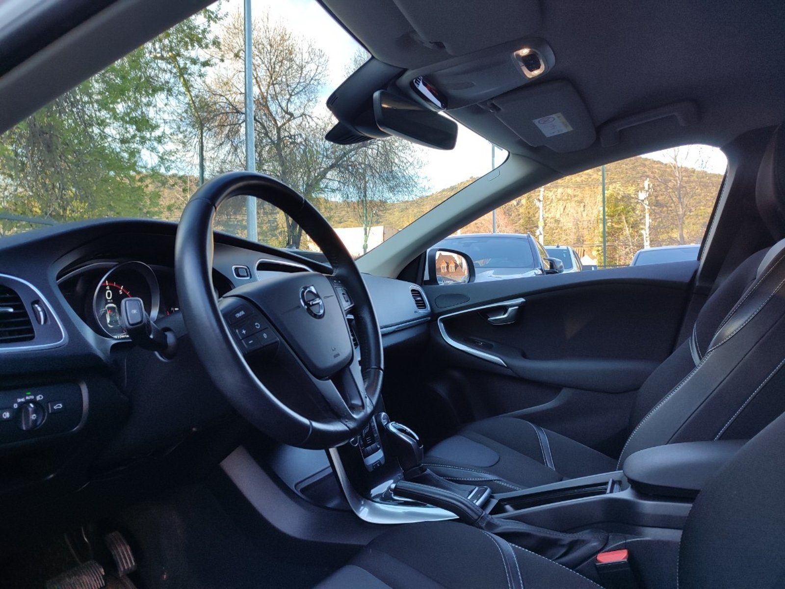Volvo V40 T4 MOMENTUM PLUS 2.0 FWD 2020 - Imagen 11 de 17