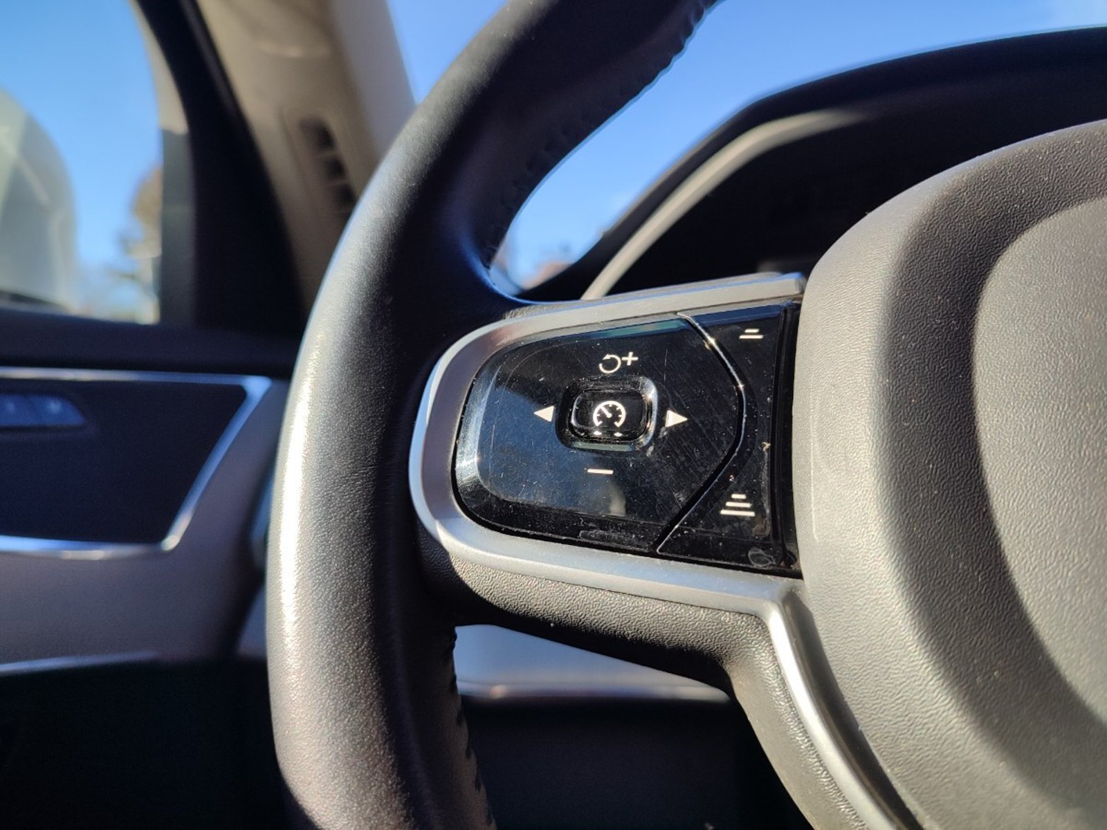 VOLVO XC90 D5 MOMENTUM 2.0 4WD 2022 - Imagen 17 de 17