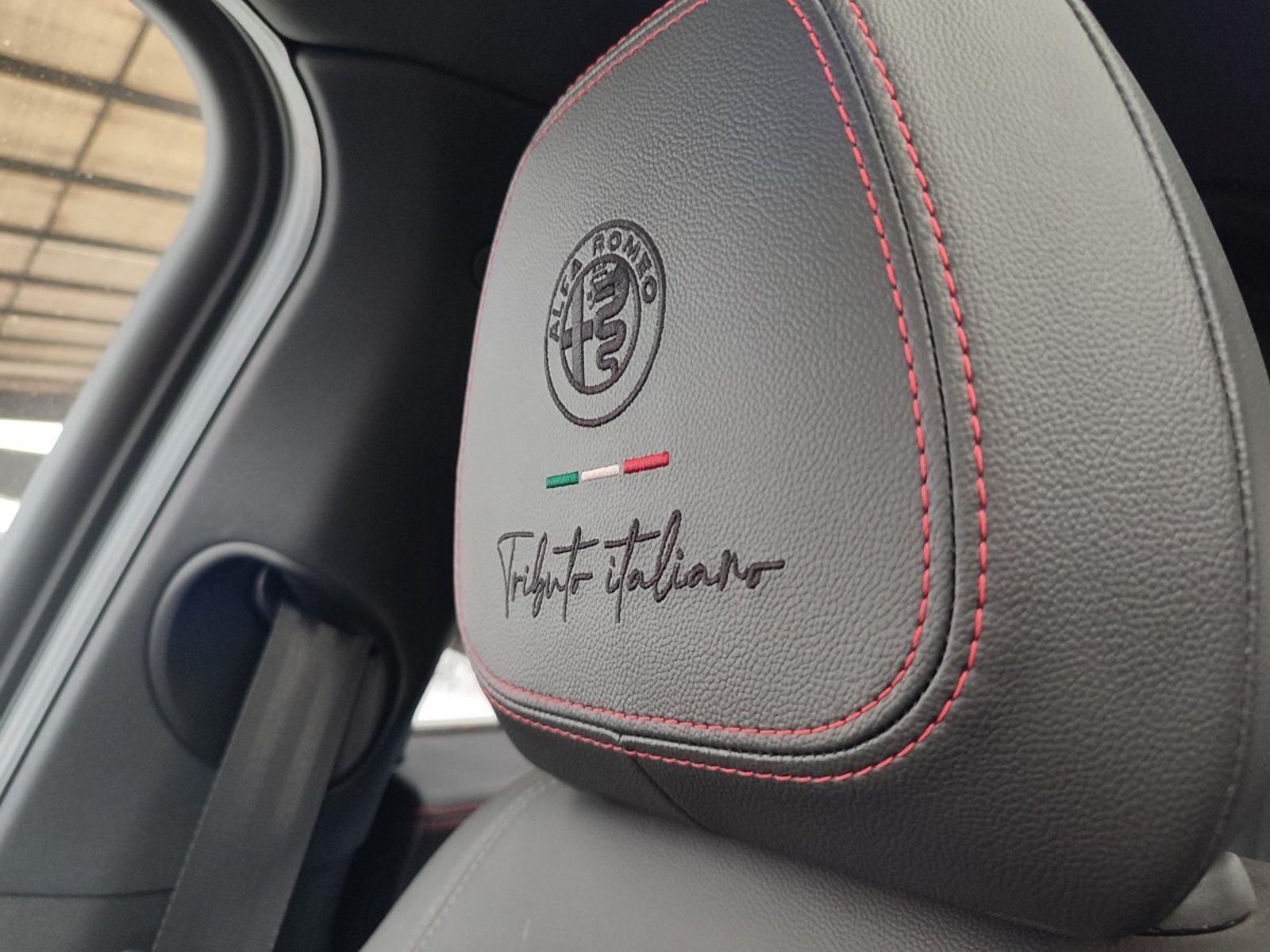 Alfa Romeo GIULIA VELOCE 2.0 TURBO 280 HP 2025 - Imagen 14 de 17