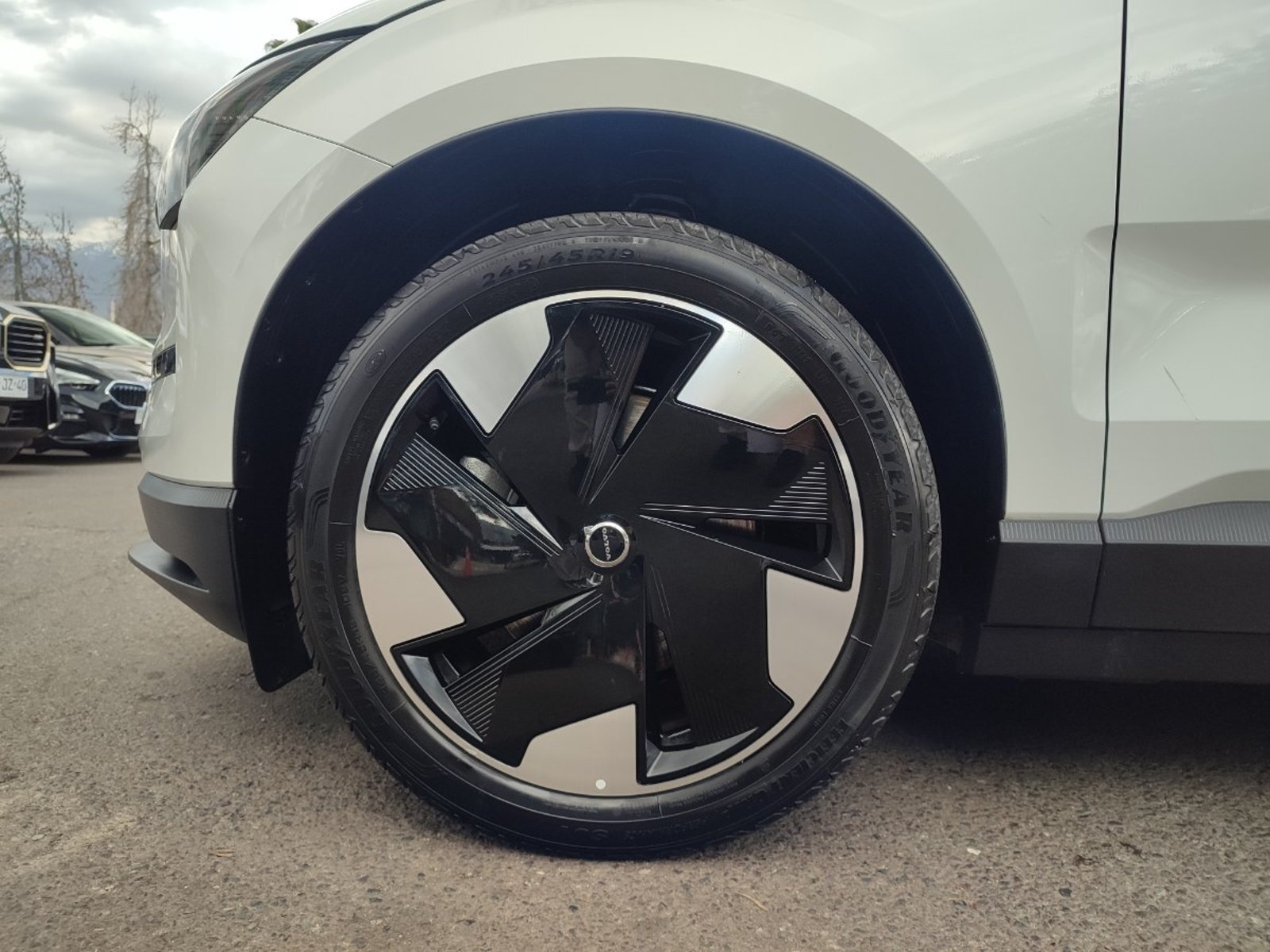 Volvo EX30 PLUS E60 BEV 69 KWH 2025 - Imagen 4 de 15
