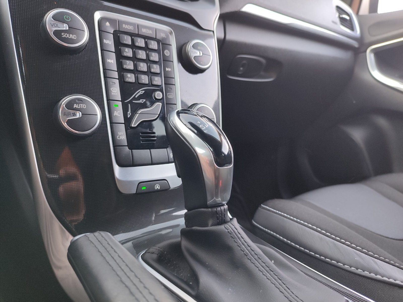 Volvo V40 T4 MOMENTUM PLUS 2.0 FWD 2020 - Imagen 14 de 17