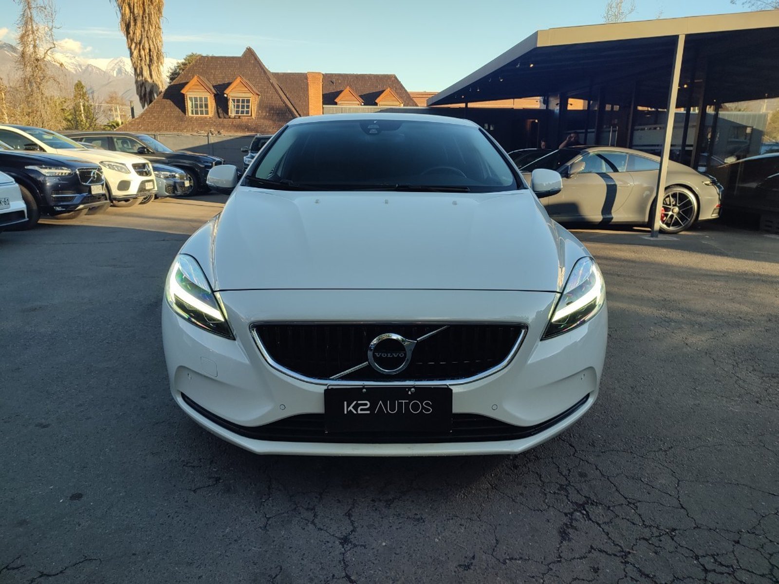 Volvo V40 T4 MOMENTUM PLUS 2.0 FWD 2020 - Foto 2 de 17
