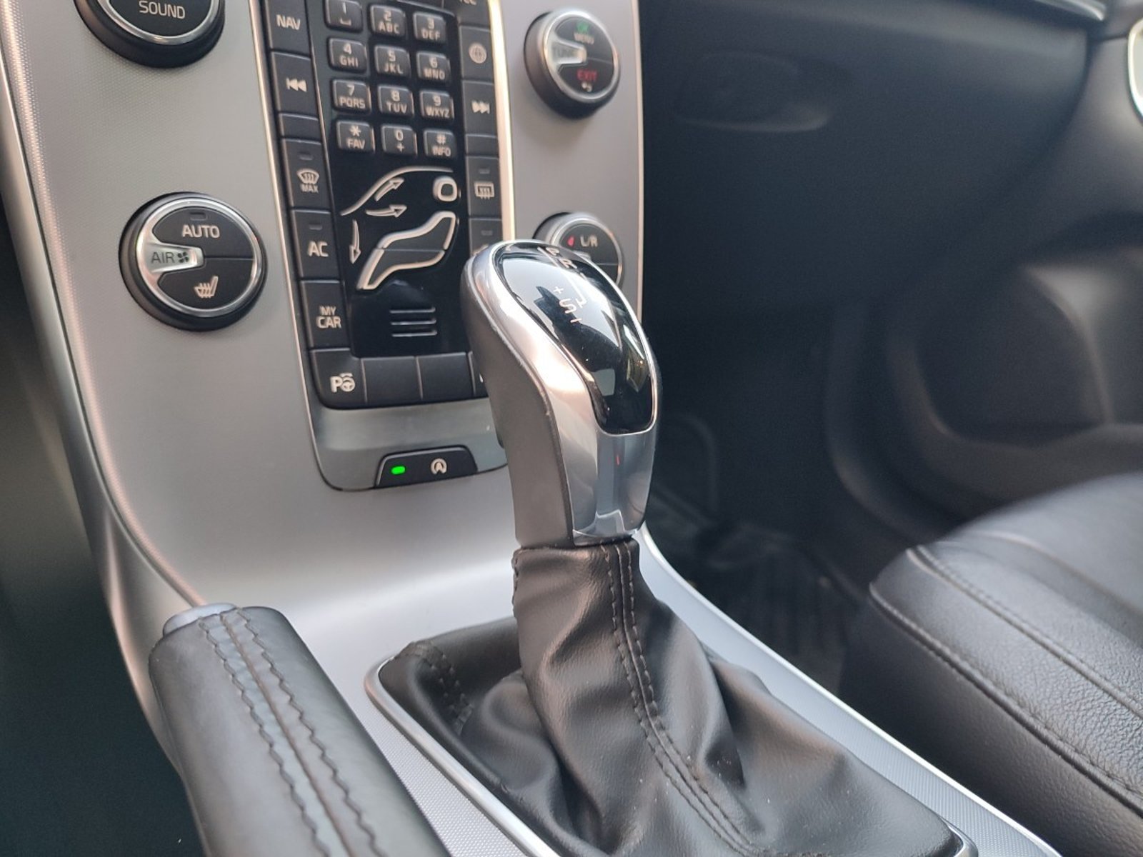 VOLVO V40 T5 2.0 INSCRIPTION AT 2019 - Imagen 14 de 17