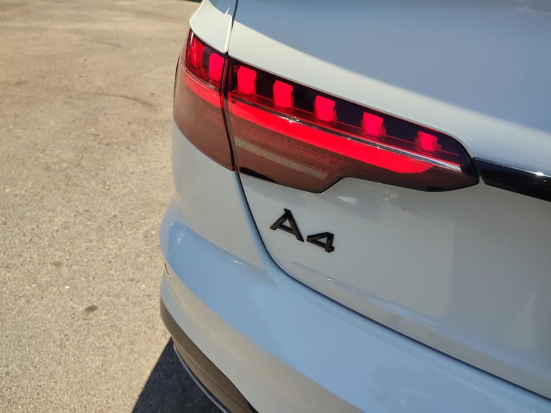 Audi A4 35 TFSI 2.0 DARK EDITION 2024 - Imagen 8 de 16