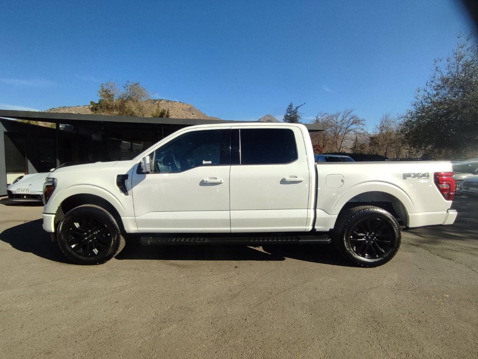 FORD F-150 LARIAT BLACK 5.0 V8 4X4 2026 - Foto 5 de 19