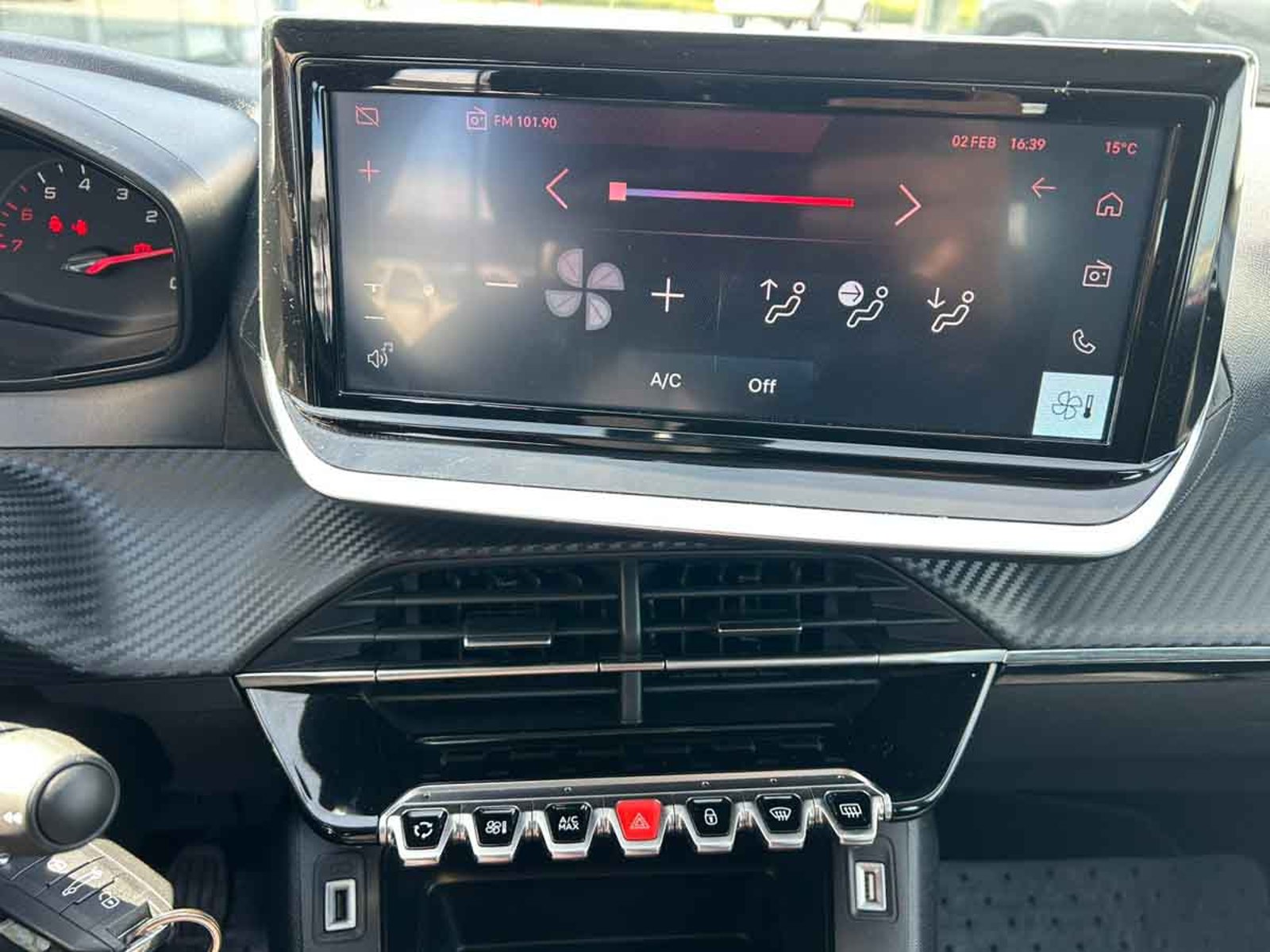 PEUGEOT 208 TECH EDITION BLUEHDI 100 2024 - Imagen 13 de 16