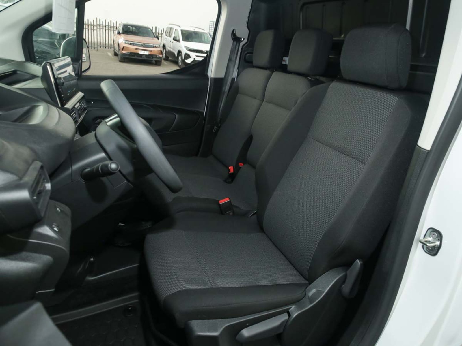 Peugeot PARTNER MCA L1 DIESEL 100HP MT 2026 - Imagen 7 de 8