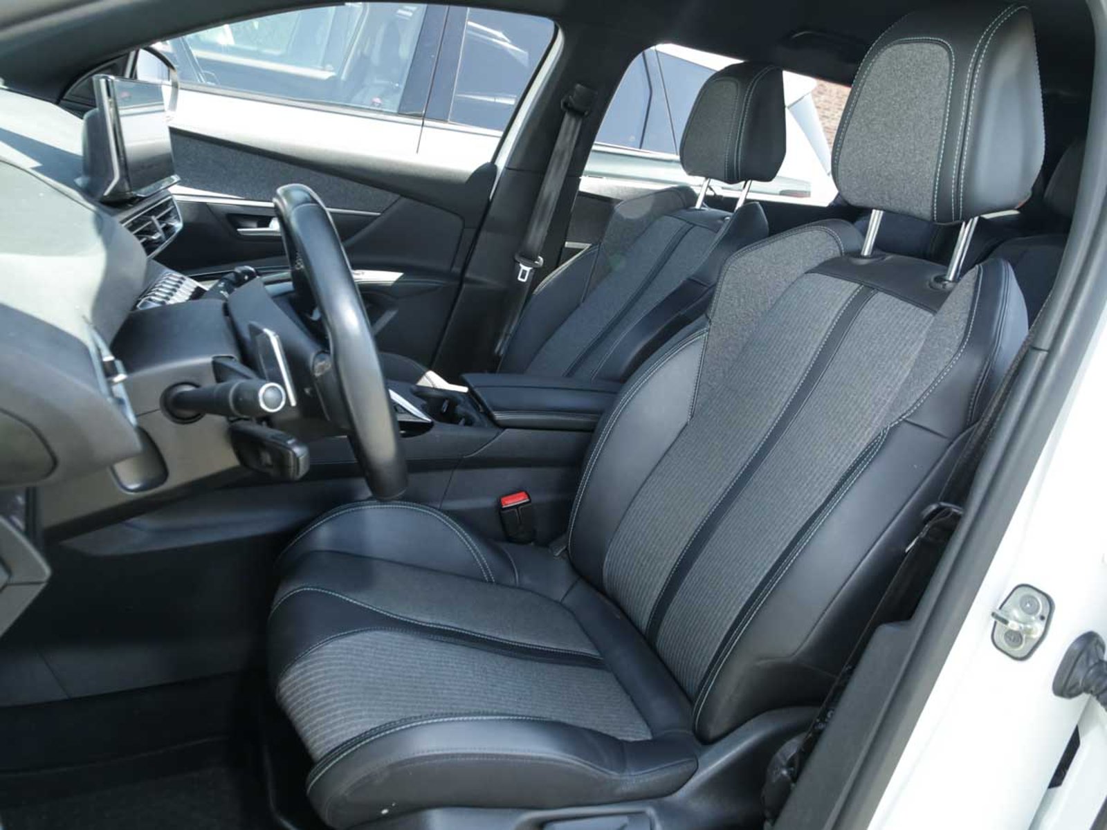 Peugeot 5008 ALLURE BLUEHDI 1.5 AUT 2023 - Imagen 7 de 8