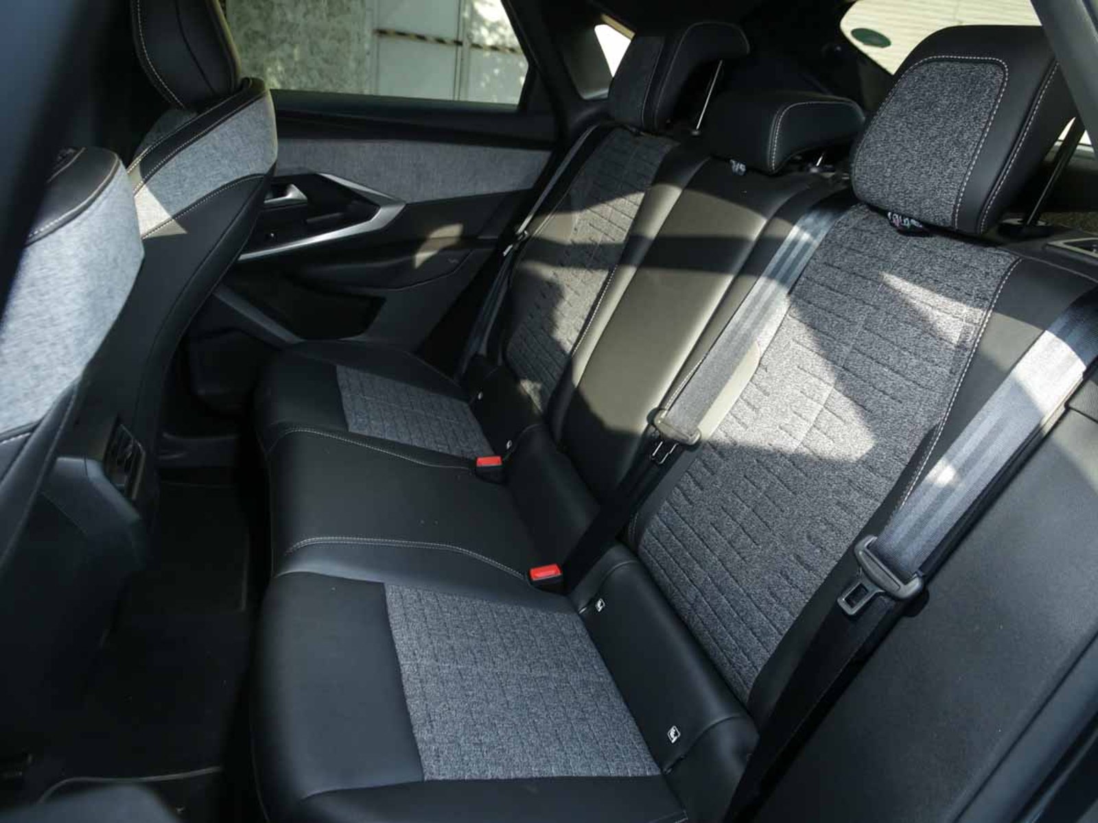 PEUGEOT NEW 3008 ALLURE HYBRID 136HP AT 2026 - Imagen 11 de 13