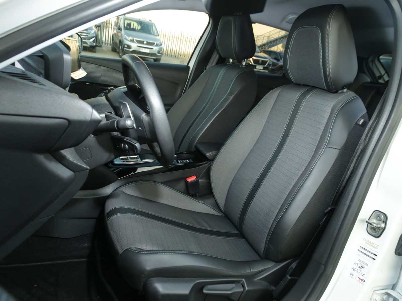 Peugeot 208 PURETECH 130 EAT8 1.2 AUT 2023 - Imagen 7 de 8