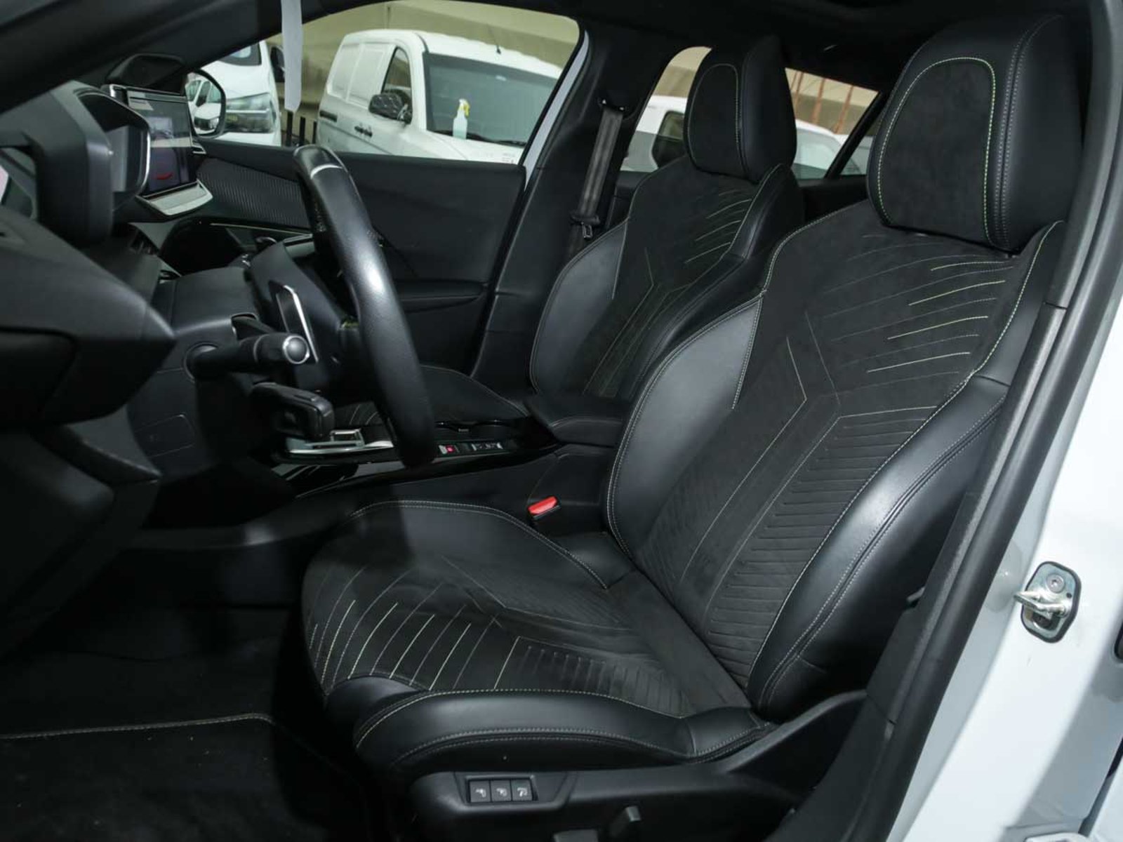 PEUGEOT 2008 MCA GT BLUEHDI 130 EAT8 2024 - Imagen 10 de 14