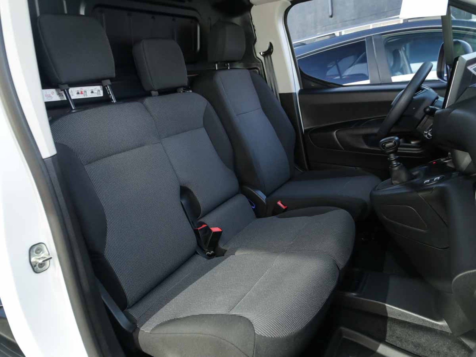 PEUGEOT PARTNER MCA L1 DIESEL 100HP MT 2026 - Imagen 12 de 14