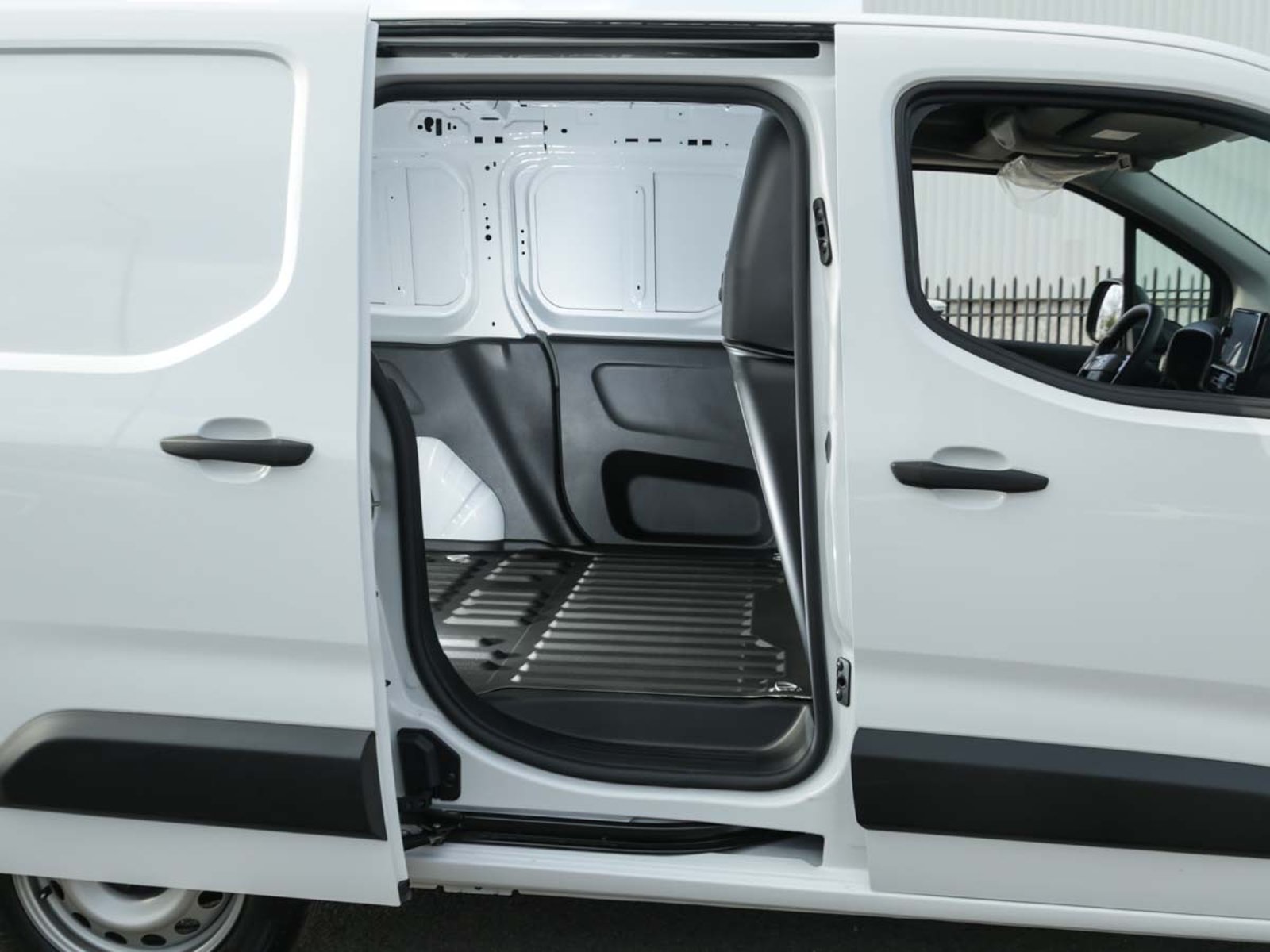 OPEL COMBO LITE DIESEL 100 HP MT 2026 - Imagen 13 de 14
