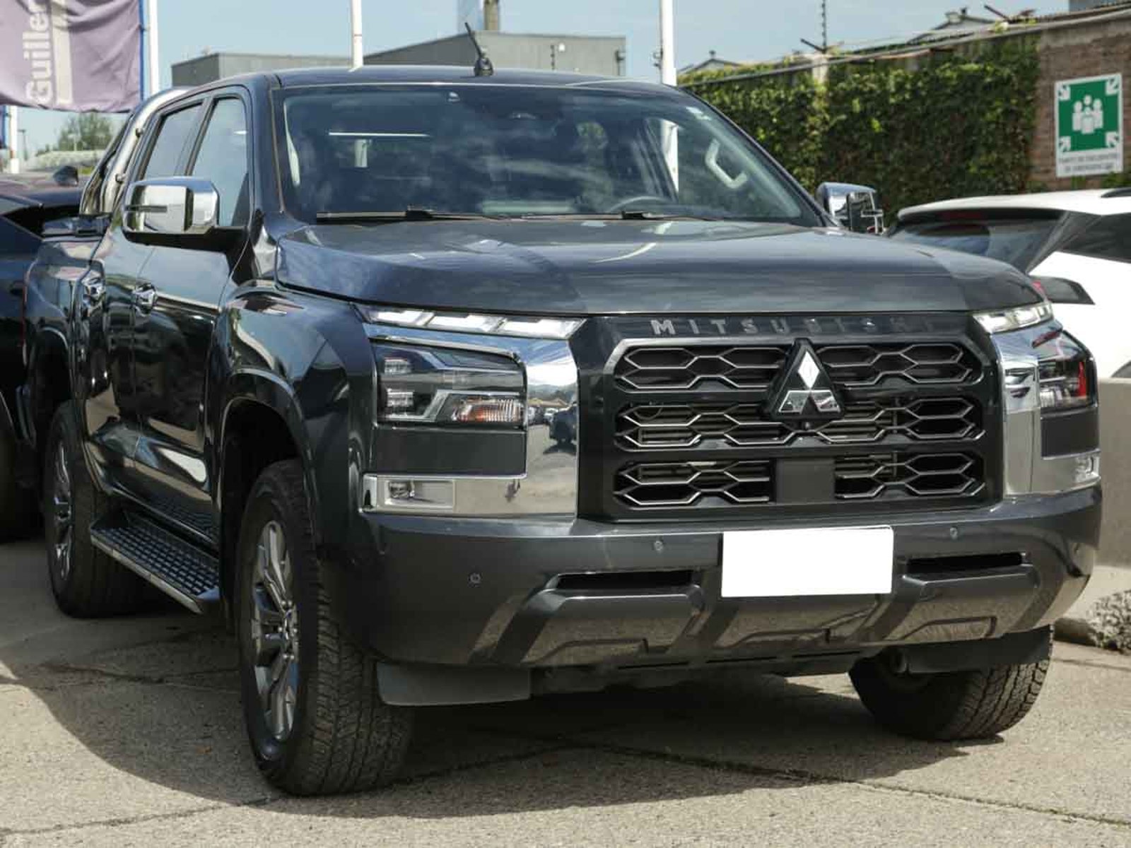Mitsubishi L-200 NEW DAKAR CRS AUT HP FULL 4X4 TD D/C E5 2025 - Foto 2 de 8