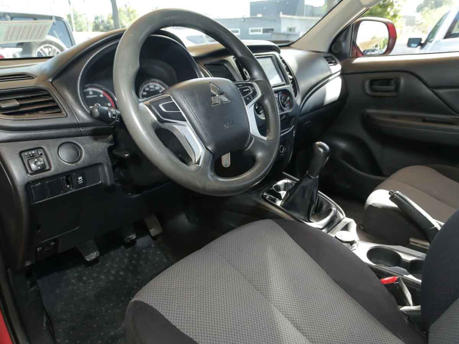 Mitsubishi L200 KATANA CRT 4X4 2.4 2023 - Imagen 6 de 8