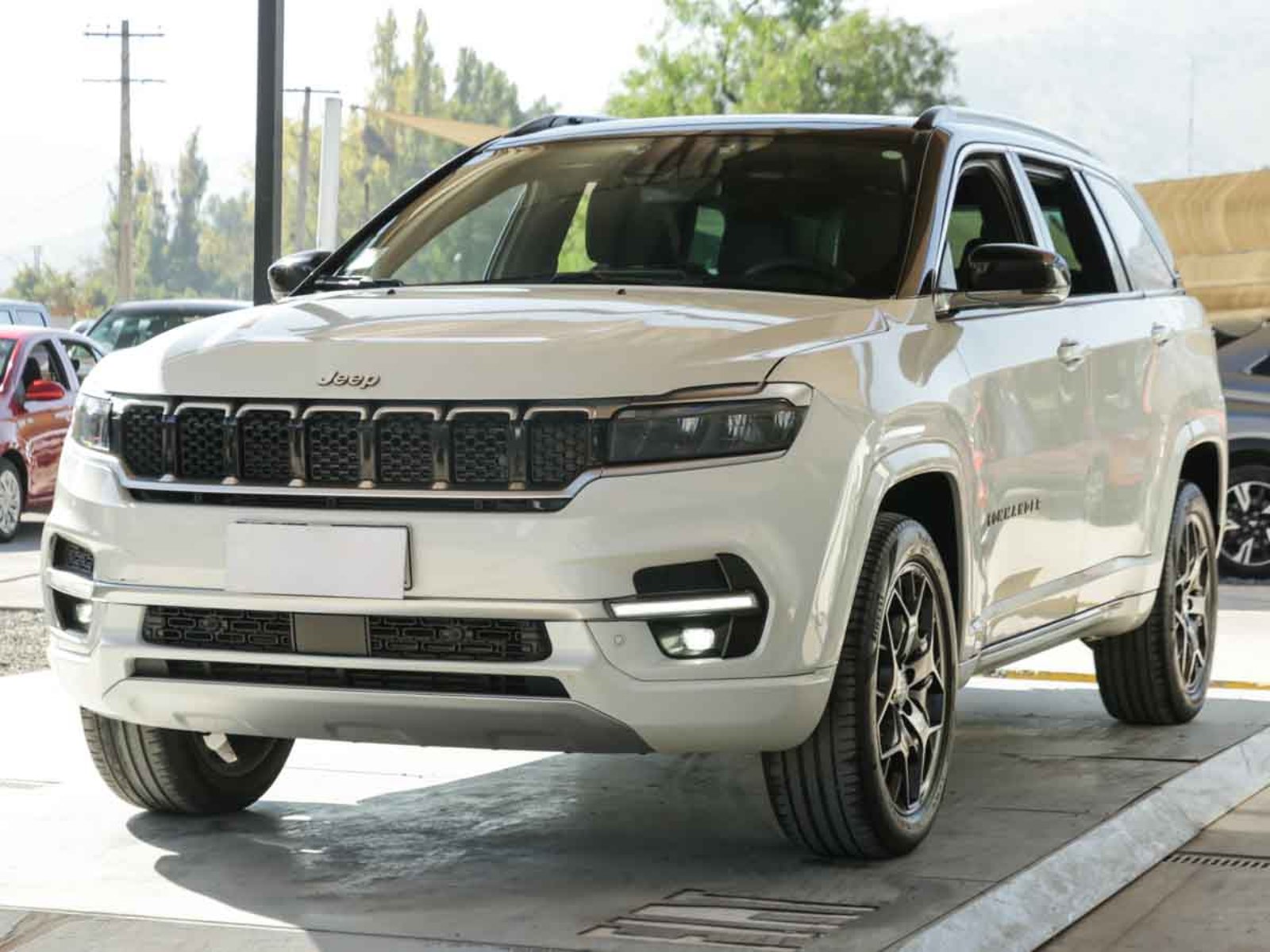 JEEP COMMANDER OVERLAND 2.0 AT9 D 2023 - Imagen 16 de 20