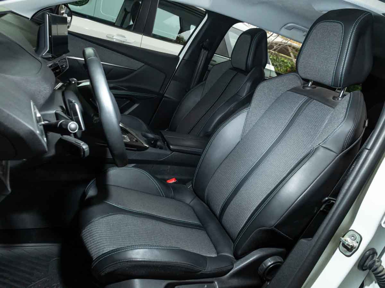 Peugeot 5008 ALLURE PACK BLUEHDI 130 EAT8 2023 - Imagen 6 de 8