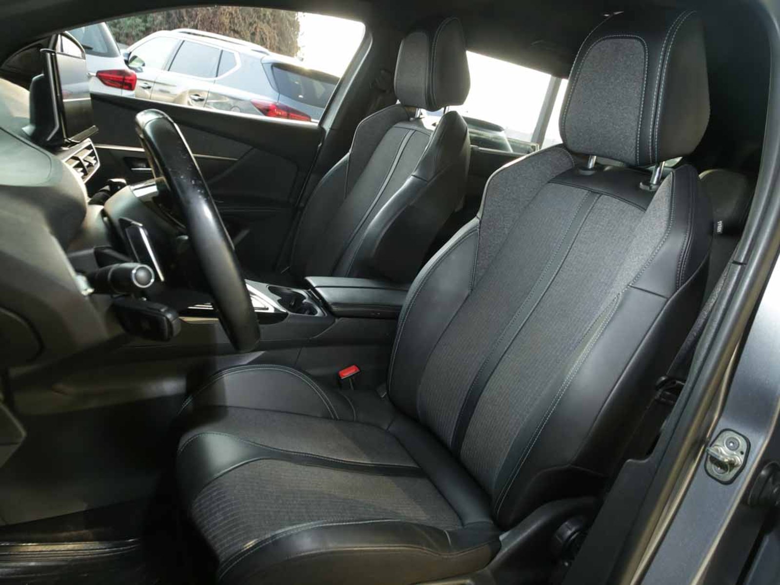 PEUGEOT 5008 ALLURE 1.6 AUT 2024 - Imagen 6 de 8