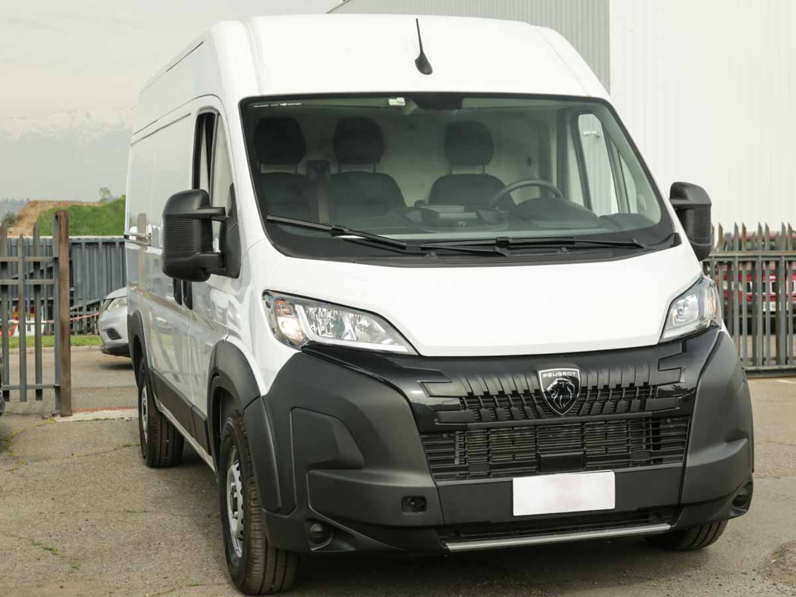 Peugeot BOXER MCA FURGÓN  L2H2 DIESEL 140HP MT 2026 - Foto 2 de 8