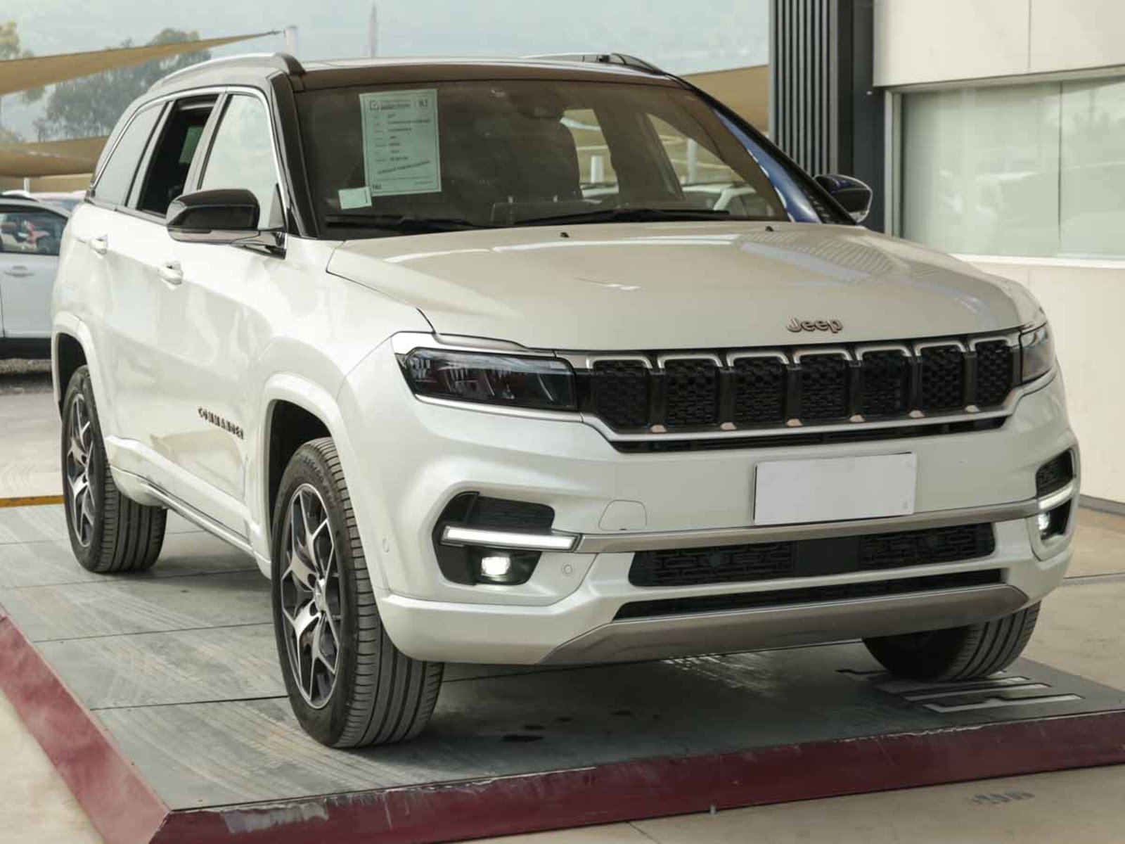 JEEP COMMANDER OVERLAND 2.0 AT9 D 2023 - Foto 3 de 20