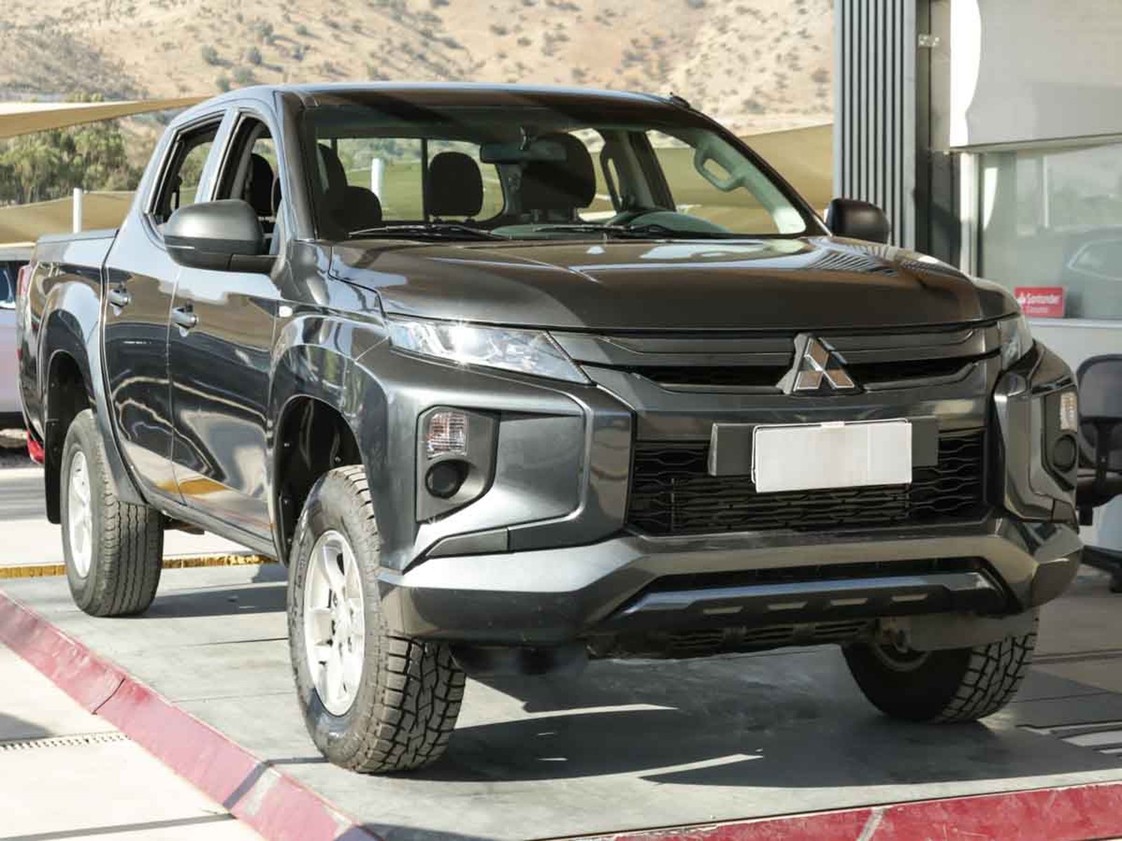 Mitsubishi L-200 WORK CR D/C 4X2 TD 2022 - Imagen 3 de 20